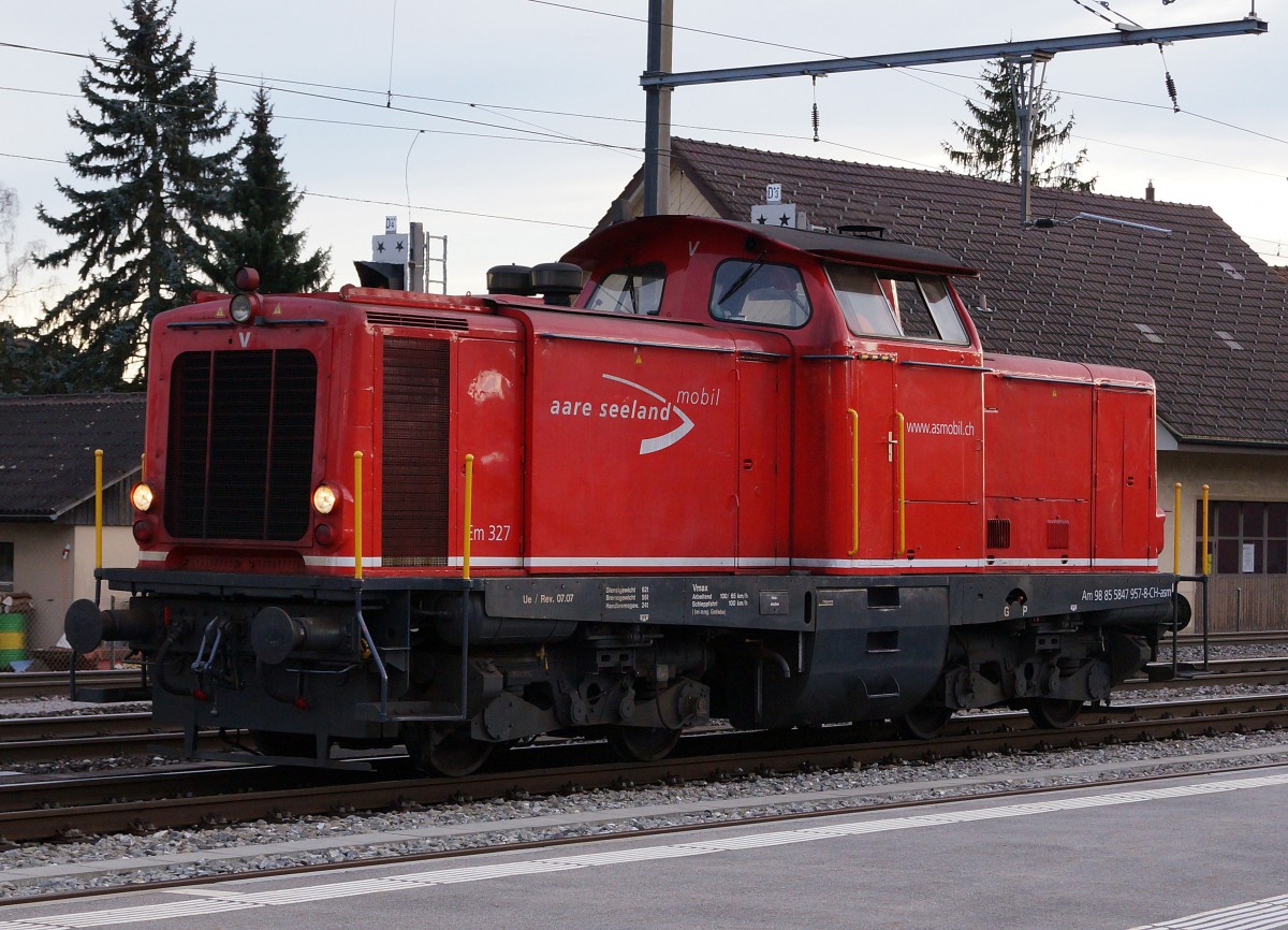ASm: Bei wechselhafter Witterung wurden am 12. Januar 2015 die Oelz�ge auf dem ASm-Dreischienengeleise zwischen Niederbipp und dem Tanklager Oberbipp mit der Em 327 (ex DB V 100) gef�hrt. Die Em 327 in Niederbipp auf den n�chsten Einsatz wartend.
Foto: Walter Ruetsch