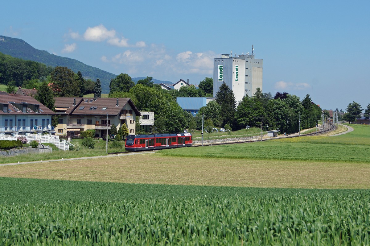 ASm: Regionalzug Langenthal-Solothurn mit Be 4/8  STAR  in fr�hlingshafter Landschaft auf dem Dreischienengeleise bie Niederbipp unterwegs am 18. Mai 2015.
Foto: Walter Ruetsch