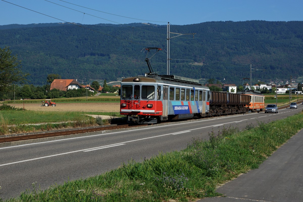 ASM/BTI: Am Tag der offenen Tür der Firma HURNI AG in Sutz waren die Publikumsfahrten nach Finsterhennen mit dem Kieszug bei den Besuchern sehr beliebt. Kiespendelzug mit den Be 4/4 304 und Be 4/4 302 (ehemals SNB Nummern 86  WIEDLISBACH  und 84) zwischen Lattrigen und Mörigen am 22. August 2015.
Foto: Walter Ruetsch