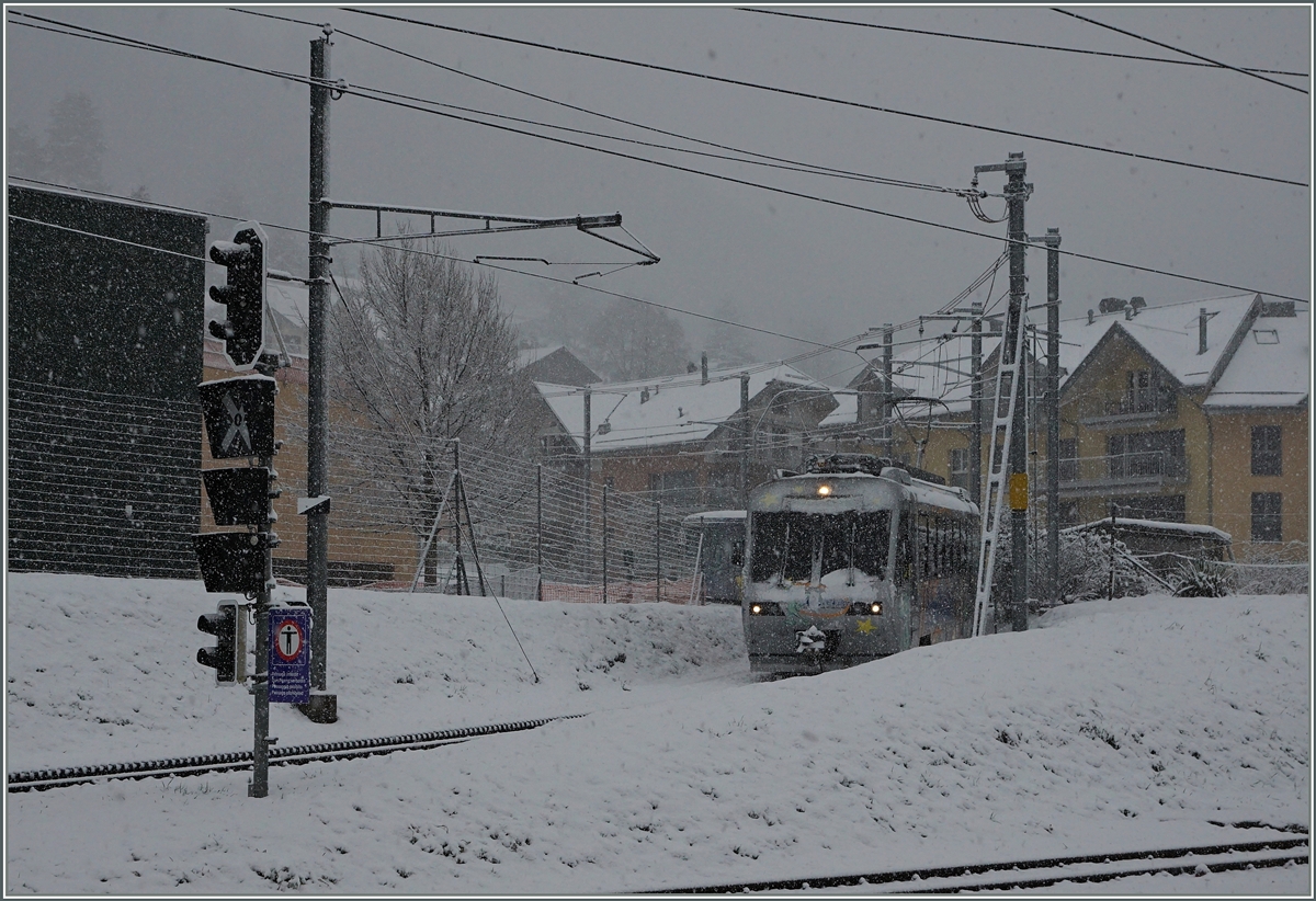  Astro Pléiades  und  Train des Etoiles  kämpfen sich durch den dichten Schnee und erreichen Blonay. 
12. Feb 2016
