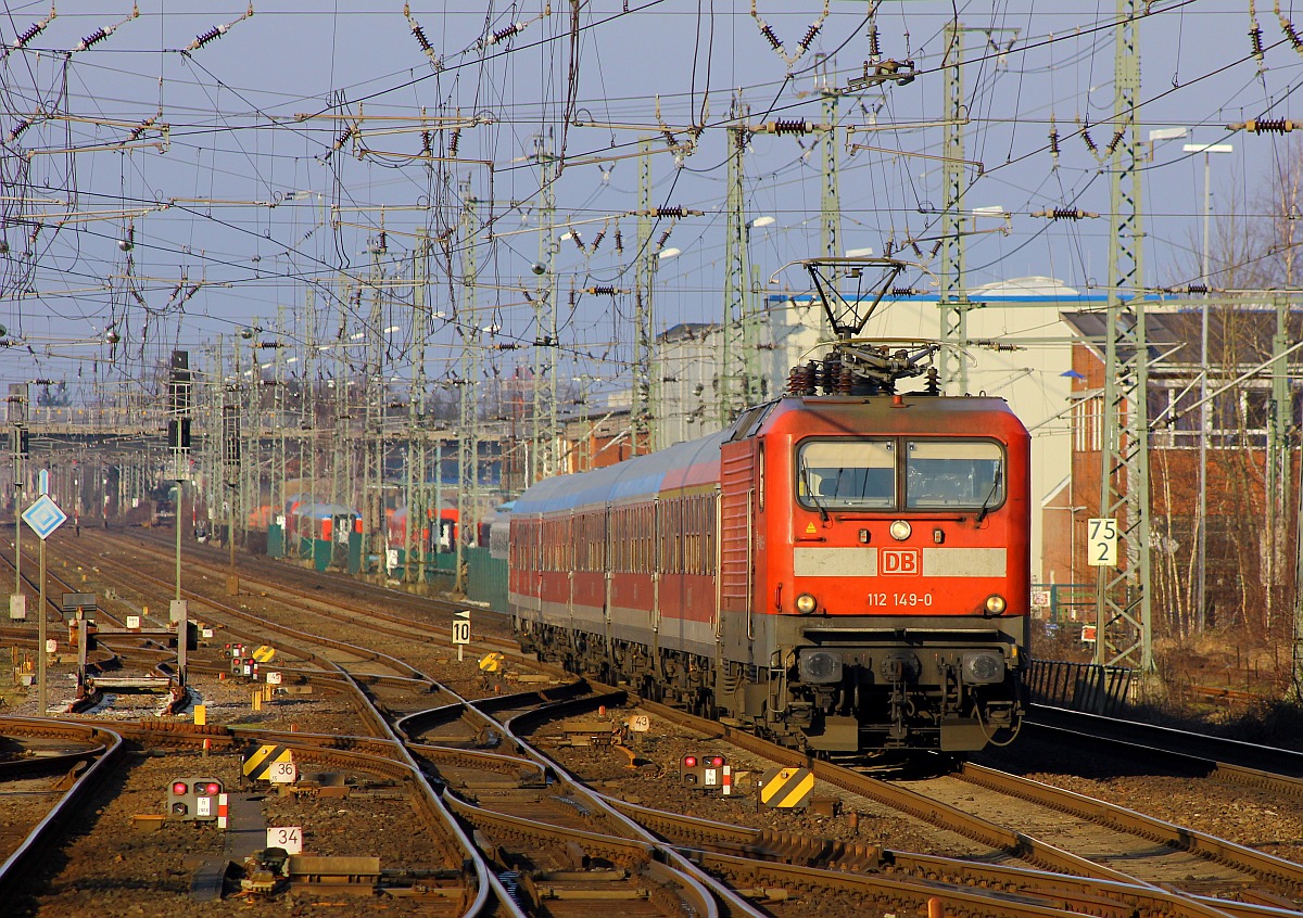 Auch die alten InterRegio/SH-Express Wagen(Aimz/Bimz) sind noch im Einsatz...die DB Regio Kiel setzt diese auf der RB77 Kiel-Neumünster ein...hier kommt 112 149-0 mit einem dieser Züge nach Neumünster gefahren. 17.02.2016