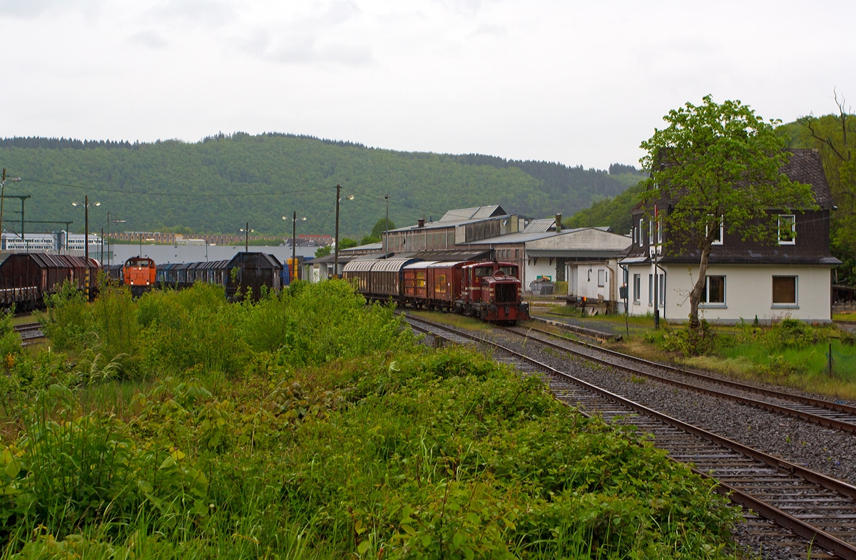 Auch in Deutschland regnet es......Wie hier am 08.05.2014 in Scheuerfeld/Sieg..... 

Rechts beim Kleinbahnhof Scheuerfeld/Sieg der Westerwaldbahn (WEBA) stehen in Doppeltaktion die Lok 1 und 3 (V 26) der WEBA, zwei Jung R 30 B Loks, mit ihrem kurzem G�terzug. Links am DB Gleis setzt gerade die Lok 42 (277 902-3) der KSW  (Kreisbahn Siegen-Wittgenstein) eine MaK 1700 BB um.