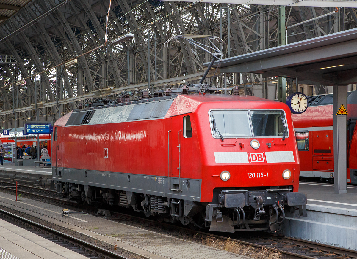 Auch schon historisch, da die Lok bereits abgestellt wurde....
Die 120 115-1 (91 80 6120 115-1 D-DB) DB Fernverkehr AG fährt am 17.06.2016, als Lz aus dem Hauptbahnhof Frankfurt am Main, in die Abstellgruppe. Zuvor hatte die V 60 - 363 218-9 ihren IC-Wagenzug aus dem Hbf gezogen.

Die Lok wurde 1987 von Krauss-Maffei unter der Fabriknummer 19954 (die elektrische Ausrüstung ist von Siemens) gebaut DB geliefert. Seit 2019 ist sie, wie viele 120er, im SSM (Stillstandsmanagement) in Leipzig-Engelsdorf abgestellt. Ob sie nochmal eingesetzt wird ist sehr ungewiss.

Die Baureihe 120 ist eine Elektrolokomotivbaureihe der Deutschen Bahn AG. Sie gilt als die weltweit erste in Serie gebaute Drehstrom-Lokomotive im Hochleistungsbereich mit Umrichter in Halbleitertechnik und ist ein Meilenstein in der Entwicklung elektrischer Lokomotiven. Sie repräsentierte zu ihrer Zeit den letzten Stand der Entwicklung des Drehstromantriebs, bei dem aus dem Wechselstrom der Fahrleitung in Traktionsstromrichtern der Drehstrom zum Antrieb der Asynchron-Fahrmotoren gewonnen wird. Ausgehend von der Technologie der Baureihe 120 wurden Mitte der 1980er Jahre die ersten ICE-Triebköpfe entwickelt. Bis 2020 wurden fast alle sich noch im Einsatz befindlichen Loks der Baureihe 120 abgestellt, wie dies bereits 2019.

Die Serienlok BR 120.1:
Nach vierjähriger Erprobung wurden 1984 insgesamt 60 Serienlokomotiven der Baureihe 120.1 zu einem Stückpreis von 5,5 Millionen D-Mark bestellt. 

Die technischen Änderungen im Vergleich zu den Prototypen waren gering, so entfiel beispielsweise die als Rückfallebene eingebaute elektrische Widerstandsbremse, da sich die Nutzbremse entgegen ersten Erwartungen als zuverlässig herausgestellt hatte. Dafür erhielten die Lokomotiven einen zusätzlichen Hochspannungsfilter, der zwei zusätzliche Dachleitungen erforderlich machte. Diese wurden bei den Vorserienlokomotiven nachgerüstet. Kritisch betrachtet, wurden die mechanischen Schwächen der Vorserienmodelle der Baureihe 120.0 ebenfalls in der Serie beibehalten. Nach erfolgreichen Versuchen mit den für maximal 160 km/h zugelassenen Prototypen 120 001 bis 004 und der bereits für 200 km/h zugelassenen 120 005 konnten die Serienloks für bis zu 200 km/h zugelassen werden.

Am 13. Januar 1987 übergab die Industrie im Bundesbahn-Ausbesserungswerk München-Freimann mit der 120 103 die erste Serien-Drehstromlokomotive an die damalige Deutsche Bundesbahn. Die Auslieferung der Serienloks dauerte bis Ende des Jahres 1989. Sie wurden sofort im planmäßigen Dienst eingesetzt, wobei sie in einem gestrafften Umlaufplan tagsüber Intercity- und Interregio-Züge und nachts schnelle Güterzüge bespannten.

Ausmusterung:
Durch den technischen Fortschritt im Bereich der Schienenfahrzeugtechnik gilt die Baureihe 120 mittlerweile als überholt und zeigt sich zunehmend störanfällig. Der Betriebsbestand der Serienmaschinen bei der DB ist stetig rückläufig. Erste Serienlokomotiven sind bereits verschrottet. Andere Lokomotiven wurden verkauft.

TECHNISCHE DATEN:
Spurweite: 1.435 mm,
Achsformel: Bo`Bo`
Länge über Puffer: 19.200 mm
Drehzapfenabstand: 10.200 mm
Achsabstand im Drehgestell: 2.800 mm
Treibraddurchmesser: 1.250 mm (neu)
Dienstgewicht: 83,2 t
Anzahl der Fahrmotoren: 4
Dauerleistung: 5.600 kW (4 x 1.400 kW)
Anfahrzugkraft: 340 kN (20 137 bis 120 160 nur 290 kN)
Höchstgeschwindigkeit: 200 km/h (als BR 120.2 160 km/h)
Fahrmotoren: 4 Drehstrom-Asynchron-Motoren
Antrieb: Hohlwellen-Kardan-Einzelachsantrieb