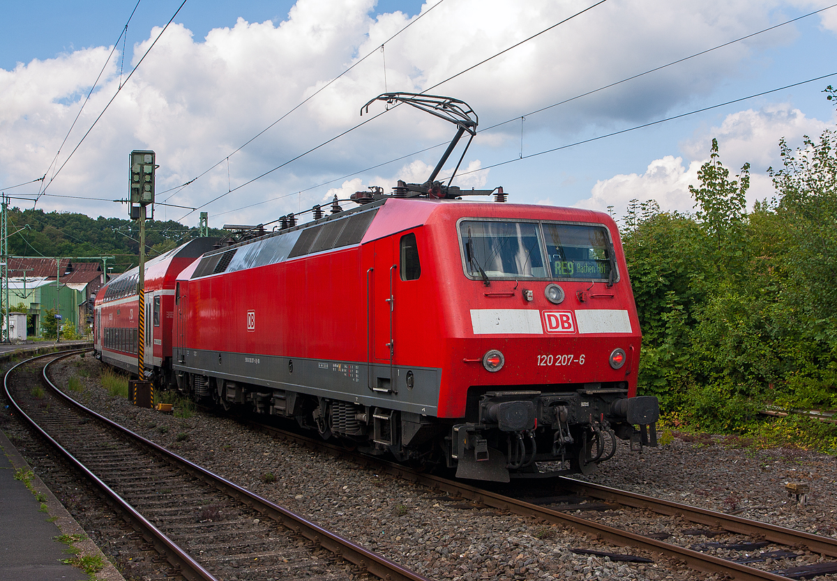 Auch schon historisch, da die Lok abgestellt wurde....
Die 120 207-6 (91 80 6120 207-6 D-DB) der DB Regio NRW, ex DB 120 136-7 (91 80 6120 136-7 D-DB), am 21.08.2014 beim Halt, mit dem RE 9 - Rhein Sieg Express (RSX) Siegen - K�ln – Aachen, im Bahnhof Betzdorf (Sieg).

Die Lok wurde 1988 von Krauss-Maffei unter der Fabriknummer 19961 (die elektrische Ausr�stung ist von Siemens) gebaut und als 120 136-7 an die DB geliefert, Ende 2010 wurde sie mit einem Nahverkehrspaket ausgestattet (Zugzielanzeiger, Zugabfertigungssystem, Server u. a.) und in die 120 207-6 umgezeichnet. Seit 2019 ist sie im SSM (Stillstandsmanagement) in Leipzig-Engelsdorf abgestellt. Ob sie nochmal eingesetzt wird ist sehr ungewiss.

Nach dem Sandwich-Verkehr mit zwei 111er mit dem RE 9 (Rhein Sieg Express), setzte man wegen der erh�hten Fahrdynamik auf zur BR 120.2 umgebaute 120er. Aber mit Erfolg war es nicht gekr�nt, da 120.2 �fter ausfielen. Dann kamen die Bombardier Talent 2 und eigentlich war das Aus der Lokbespannten Doppelstockz�ge geplant. Aber nach vielen Bescherten der Fahrg�ste und der Verkehrsverb�nde, ruderte man zur�ck und so fahren heute, neben den Bombardier Talent 2 Triebz�gen, mit Loks der BR 146.0 (TRAXX P160 AC1) bespannte Doppelstockz�ge als RE 9. F�r die Fahrg�ste sind die Doppelstockz�ge erheblich bequemer, als die Bombardier Talent 2. Die Talent 2 werden meist zu weniger frequentierten Fahrzeiten eingesetzt.
