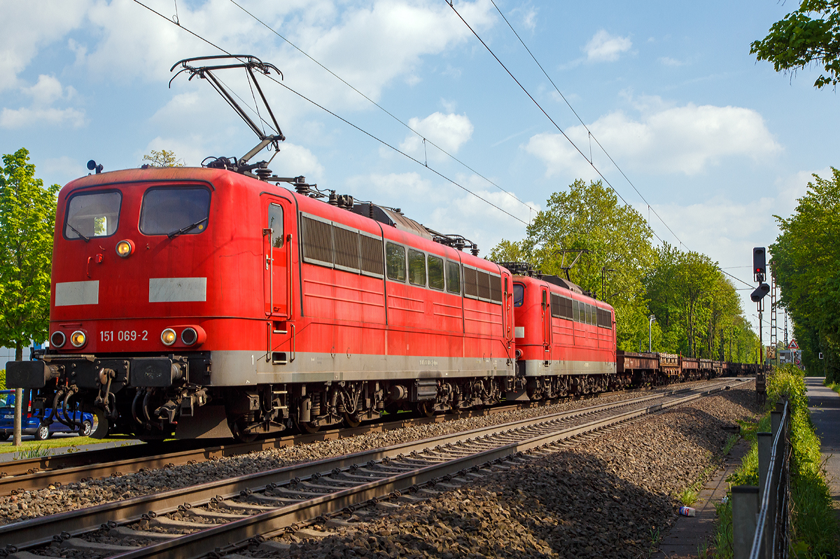 
Auch wenn sie meist (wie hier) nur verkehrsrot sind, ist es nach der E 50 für mich immer noch eine der schönsten Güterzug-E-Lokbaureihen....

Im Doppelpack ziehen die beiden von der DB Cargo gemieteten Railpool 151 069-2 (91 80 6151 069-2 D-Rpool) und 151 135-1 (91 80 6151 135-1 D-Rpool) am 30.04.2019 einen leeren Coilzug durch Bonn-Gronau (nähe dem Bf Bonn UN Campus) in Richtung Köln.

Beide Loks sind ehemalige DB Cargo Loks und wurden beide von Henschel & Sohn in Kassel gebaut, 1974 die 069-2 und 1976 die 135-1.