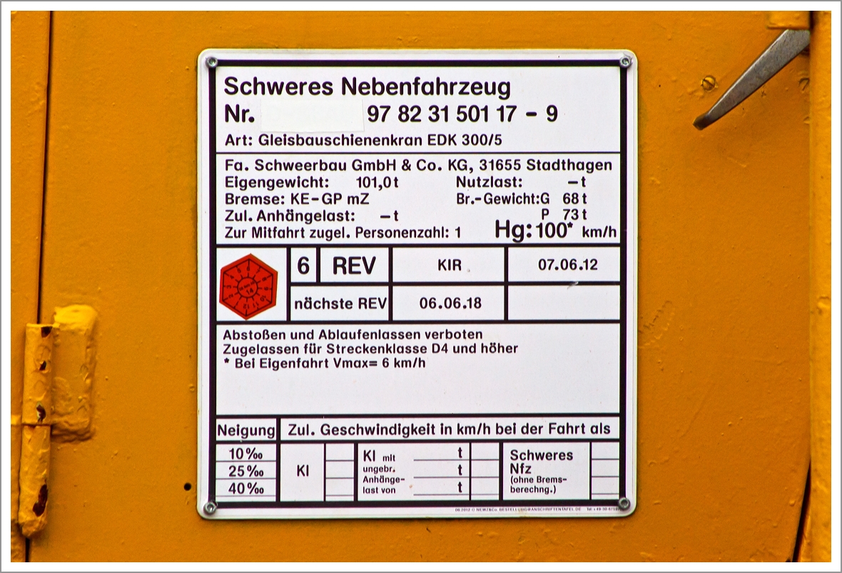 Auf besonderen Wunsch.....
Die Anschriftentafel von dem 50t-KIROW-Schienenkran EDK 300/5  der Schweerbau, Schweres Nebenfahrzeug Nr. 97 82 31 501 17-9 (ex 60 80 092 3 747-0), abgestellt am 24.11.2013 in Au/Sieg.