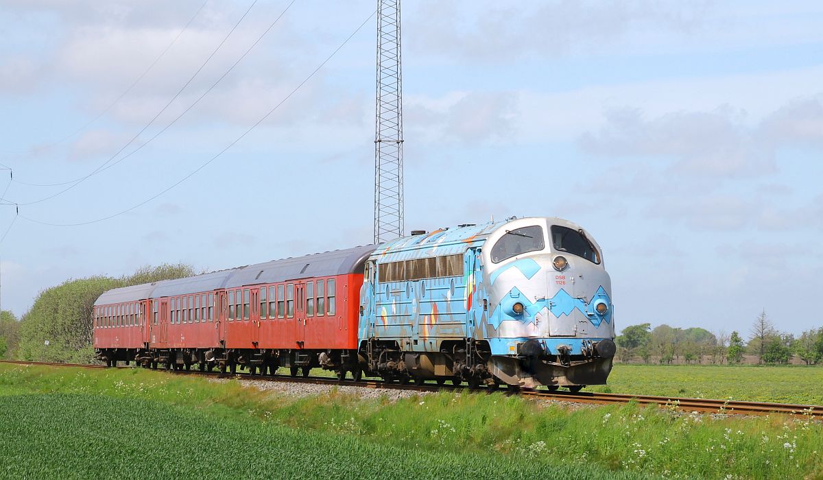 Auf dem Rückweg nach Tondern passiert der Veterantog mit MY 1126 den Bü Gaerupvej 14.05.2022 (Bearbeitung: Marc Steiner)