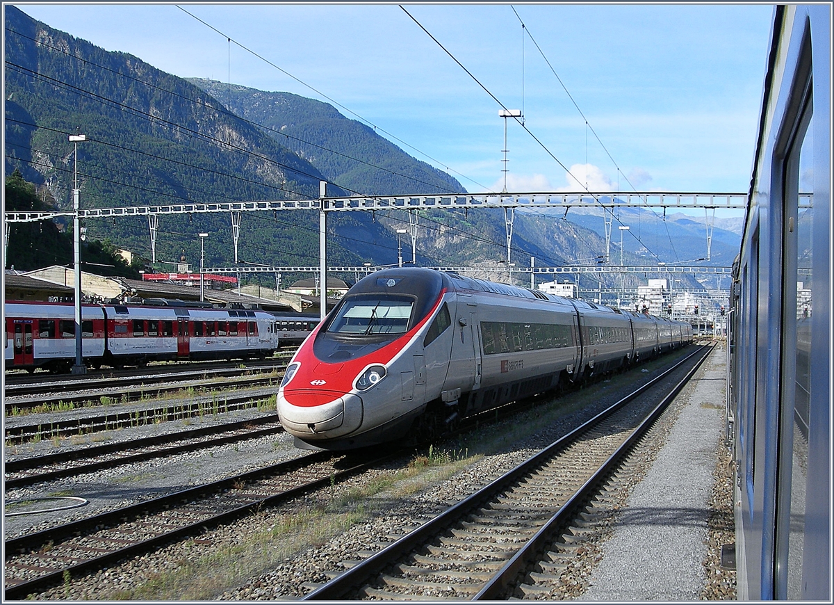 Auf dem Weg nach Italien: Infolge Bauarbeiten ist die Strecke Iselle - Domodossola für ganze drei Wochen total gesperrt. Da konnte ich es mir nicht verkneifen mir die Sache an Ort und Stelle anzusehen. Auf der Fahrt nach Iselle stand Ausgangs Brig dieser SBB RABe 503, der später Richtung Basel fahren wird.

19. August 2020
