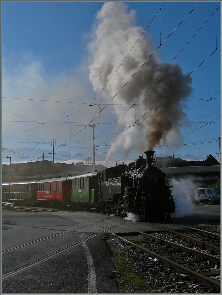 Auf dem Weg zur Arbeit begegnete mir einer der für dieese Saison letzten Dampfzüge der B-C in Vevey.
26. Okt. 2014