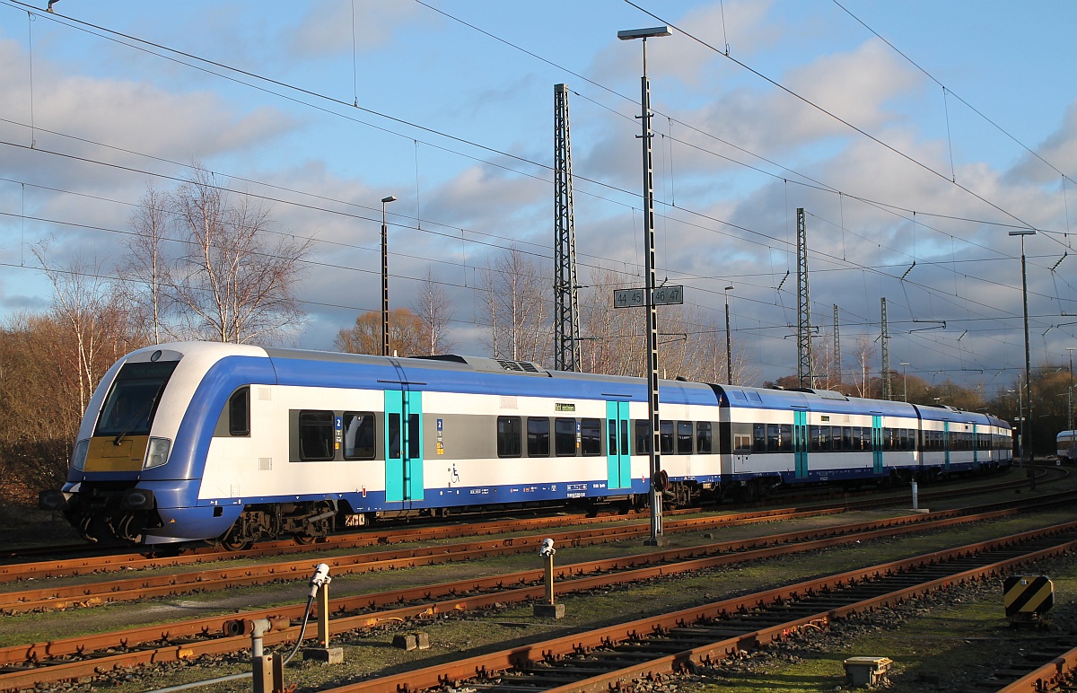 Auf Flensburgs ehemaligen Bw Gel�nde abgestellt stehen drei Married-Pair Garnituren abgestellt, bei einer Garnitur wurden die T�ren schon mit der neuen Farbe der NAH.SH versehen...die Aufnahme entstand aus dem vorbeifahrenden Zug nach Padborg. 04.01.2017