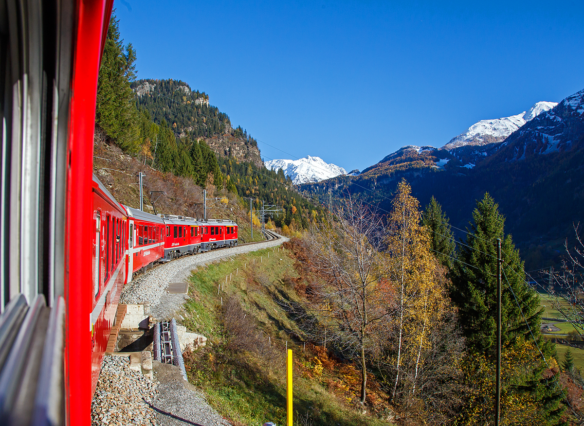 Auf der Rückfahrt, bei und bestem Kaiserwetter....
Geführt von den beiden RhB ABe 4/4 III Triebwagen, Nr. 53  Tirano  und Nr. 54  Hakone , fährt unser RhB Regionalzug von Tirano nach St. Moritz, hier geht es von Poschiavo weiter in Richtung Alp Grüm.