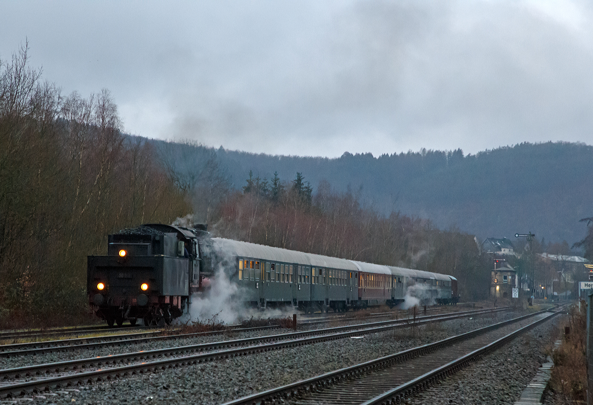 
Auf der Rückfahrt von der Bindweide erreicht die Dreizylinder-Güterzug-Dampflokomotive 58 311 der UEF Ulmer Eisenbahnfreunde (ex DR 58 1111-2, ex DR 58 311, ex G 12 Baden 1125), am 26.01.2018 mit dem Sonderzug der Eisenbahnfreunde Treysa e.V., den Bahnhof Herdorf. Hier hat der Zug Hp 0 und muss den Regelverkehr-Gegenzug abwarten bevor es weiter Richtung Treysa via Dillenburg und Gießen geht.