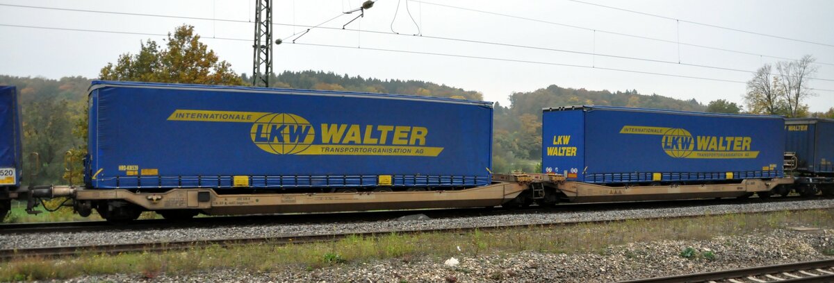 Auflieger-Taschenwagen mit Walter LKW Sattelaufliegern beladen TEN-RIV NL-AAEC Sdggmrss 6139 3784 4992 038-8 in Westerstetten am 07.10.2010.