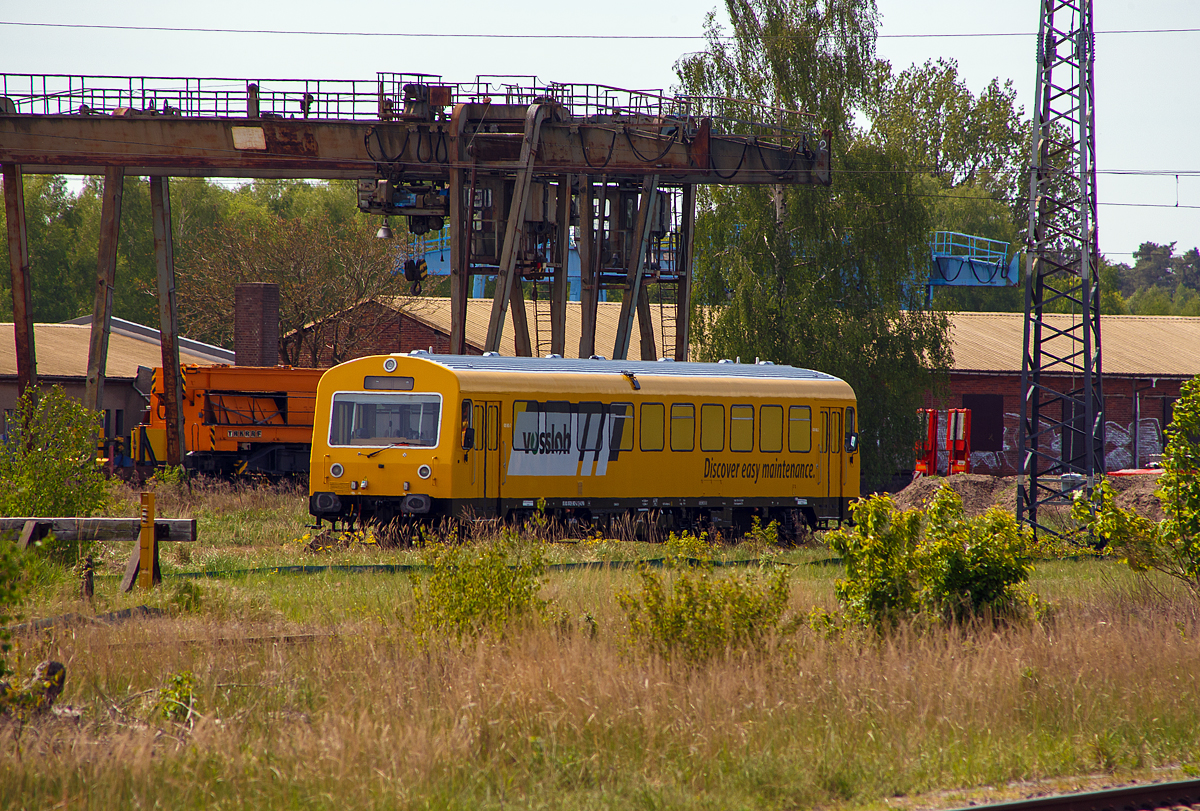 Aus alt mach neu, das nennt man Nachhaltigkeit....
Wohl nun ein Messtriebwagen (Discover easy maintenance) von Vossloh Rail Services GmbH der Waggon Union NE 81 – 626 982-2 (95 80 0626 982-2 D-ALPHA) abgestellt auf dem Firmengelände der Vossloh Rail Services GmbH in Bützow, eingestellt durch Alpha Rail Team GmbH & Co. KG (Berlin).

Der Triebwagen wurde 1993 der Waggon Union in Berlin-Borsigwalde unter der Fabriknummer 36099 gebaut und als VT 82 an die KVG - Kahlgrundverkehrsgesellschaft mbH in Schöllkrippen geliefert. Bis März 2018 war er bei der Kahlgrund-Verkehrs-Gesellschaft mbH, ab 2007 NVR-Nr. 95 80 0626 982-2 D-DB (DB Regio ist Teilhaber der KVG). Von 2018 bis Dezember 2021 war er bei der Weser Ems Eisenbahn GmbH als 95 80 0626 982-2 D-WEE.

TECHNISCHE DATEN:
Achsformel: B’B’
Länge über Puffer: 23.890 mm
Drehzapfenabstand: 15.100 mm
Achsabstand im Drehgestell:  2.200 mm
Leergewicht: 44,0 t (ehemals 39,0 t)
Höchstgeschwindigkeit: 100 km/h 
Motor: 2 Stück MAN D 2866 LUE (wassergekühlter 6-Zylinder-Viertakt-Diesel-Reihenmotor mit Direkteinspritzung, Abgasturboaufladung und Ladeluftkühlung in Unterflurbauweise als Einbaumotor)
Leistung: 2 × 250 kW (2x 340 PS) 
Getriebe: 2 Stück Voith Turbogetriebe T211rz
Leistungsübertragung: hydraulisch
