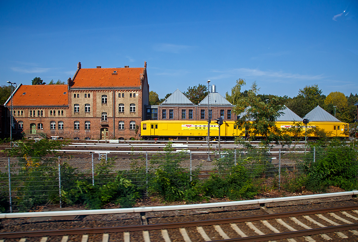 
Aus dem Zug heraus konnte ich am 19.09.2019 in Berlin die abgestellte Universal-Gleisoberflächen-Reinigungsmaschine (URG) der H.F. Wiebe, Schweres-Nebenfahrzeug-Nr. 97 86 04 501 14-5 ET/ES, aufnehmen.
 
Wer auf die Bahnhofsgleise blickt, findet dort neben den Schienen und Schotter auch Flaschen, Dosen und andere Sachen, die da nicht hingehören. Bis zum Jahre 1997 war es immer eine mühselige Arbeit, die Bahnhofsgleise zu säubern. Regelmäßig mussten Mitarbeiter die Gleisanlagen mit der Hand sauber machen. Um diese Gleisreinigung effektiver gestalten zu können, entwickelte die S-Bahn Berlin GmbH die Universal-Gleisoberflächen-Reinigungsmaschine URG), auch  Staubsaugerzug  genannt.

Entstanden ist er im Auftrag der Firma H. F. Wiebe in der Hauptwerkstatt Schöneweide, die aufgrund ihres jahrzehntelangen für wagenbauliche und elektrische Ausrüstung verantwortlich war.

Gebaut wurde er aus den ehemaligen Triebwagen 476 375 und 475 089.
Seine Saugkraft beträgt zweimal 130 kW, was einer Saugkraft von ca. 200 Hausstaubsaugern entspricht. Das aufnehmbare Volumen des Unrates beträgt 6 m³.

Um den Staub aufwirbeln zu können und das Absaugen zu erleichtern, besitzt der Zug starke Kompressionsmotoren. Die seitlichen Absaugeinrichtungen klappen Sensoren gesteuert bei jedem Hindernis ein. Ein Abluftfilter sorgt dafür, dass die ausgestoßene Luft wieder staubfrei ist.

Eingesetzt wird der Zug immer in den nächtlichen Betriebspausen, da er wegen seiner geringen Arbeitsgeschwindigkeit von 0,7 bis 3 km/h den Regelverkehr behindern würde. Der Auffangbehälter hat ein Volumen von 6 m³. Ein Triebfahrzeugführer sowie zwei weitere Arbeitskräfte werden für einen Einsatz benötigt. Ein Reinigungsgang für ein Bahnsteiggleis dauert maximal 18 Minuten, danach zeigen sich die Gleisanlagen wieder in einem blitzblanken Zustand.

TECHNISCHE DATEN
Maschinenart: Reinigungsmaschine
Hersteller :S-Bahn Berlin GmbH
Baujahr, Erstzulassung:1997
Spurweite: 1.435 mm
Radsatzanordnung: Bo' Bo' + 2' 2'
Radsatzanordnung bei Arbeitsfahrt: 2' 2' + (A1)' (A1)'
Triebwagenseriennummer: 476 375
Arbeitswagenseriennummer: 475 089
Gesamtlänge über Puffer: 34.760 mm
Breite: 2.990 mm
Höhe: 3.550 mm
Gesamtgewicht: 20 t
Zulässige Ladung: 6 t
Ladevolumen: 6 m³
Kleinster befahrbarer Gleisbogen: 140 m
Antriebsleistung für die Streckenfahrt: 360 kW
Antriebsleistung für die Arbeitsfahrt (elektr.): 16 kW
Antriebsleistung für die Saugeinrichtung: 2 x 130 kW
Energieversorgung: 750 V DC (seitliche über Stromschiene)
Anzahl der getriebenen Achsen bei Streckenfahrt: 4
Anzahl der getriebenen Achsen bei Arbeitsfahrt: 2
Höchstgeschwindigkeit bei Streckenfahrt: 80 km/h 
Geschwindigkeit bei Arbeitsfahrt:  0,7 bis 3,0 km/h
Arbeitsbreite: konstante Saugbreite 2,4 m und variable Saugbreite 0,5 m je Seite
Arbeitsrichtung: beidseitig
