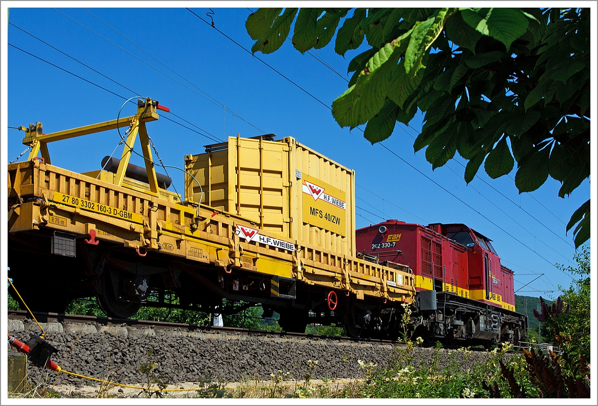Aus eine etwas anderen Perspektive....
Die 202 330-7 der  EBM Cargo GmbH (ex DR 110 330-8, ex DR 112 330-6) am 20.07.2013 im Bauzugdienst (mit MFS-Wagen) in Katzenfurt  (Lahn-Dill-Kreis) an der KBS 445  Dillstrecke . 
Hier mit dem Schutzwagen (der MFS 40 ZW) 27 80 3302 160-3 D-GBM der GBM Wiebe Gleisbaumaschinen GmbH .
