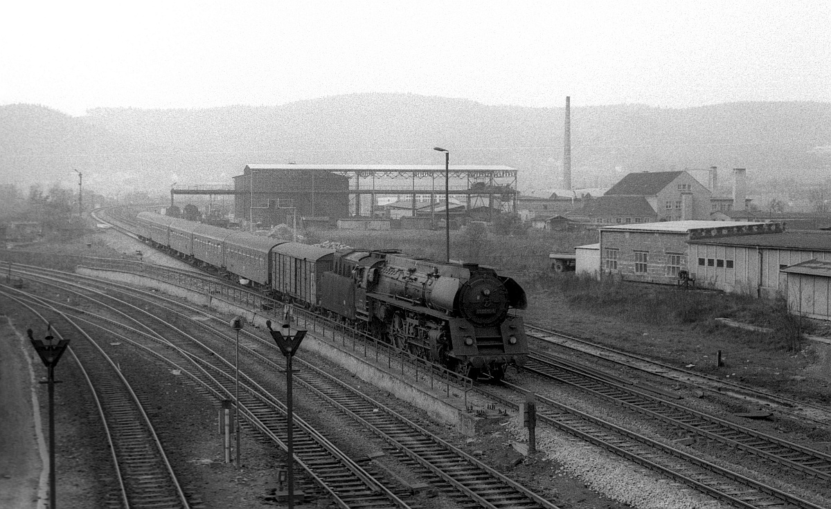 Aus der Schatzkiste...01 510(ölgefeuert) mit dem P 3025 aus Leipzig Einfahrt Saalfeld am 29.04.1980 (Bearb. M.Steiner, (C) D.Schikorr)