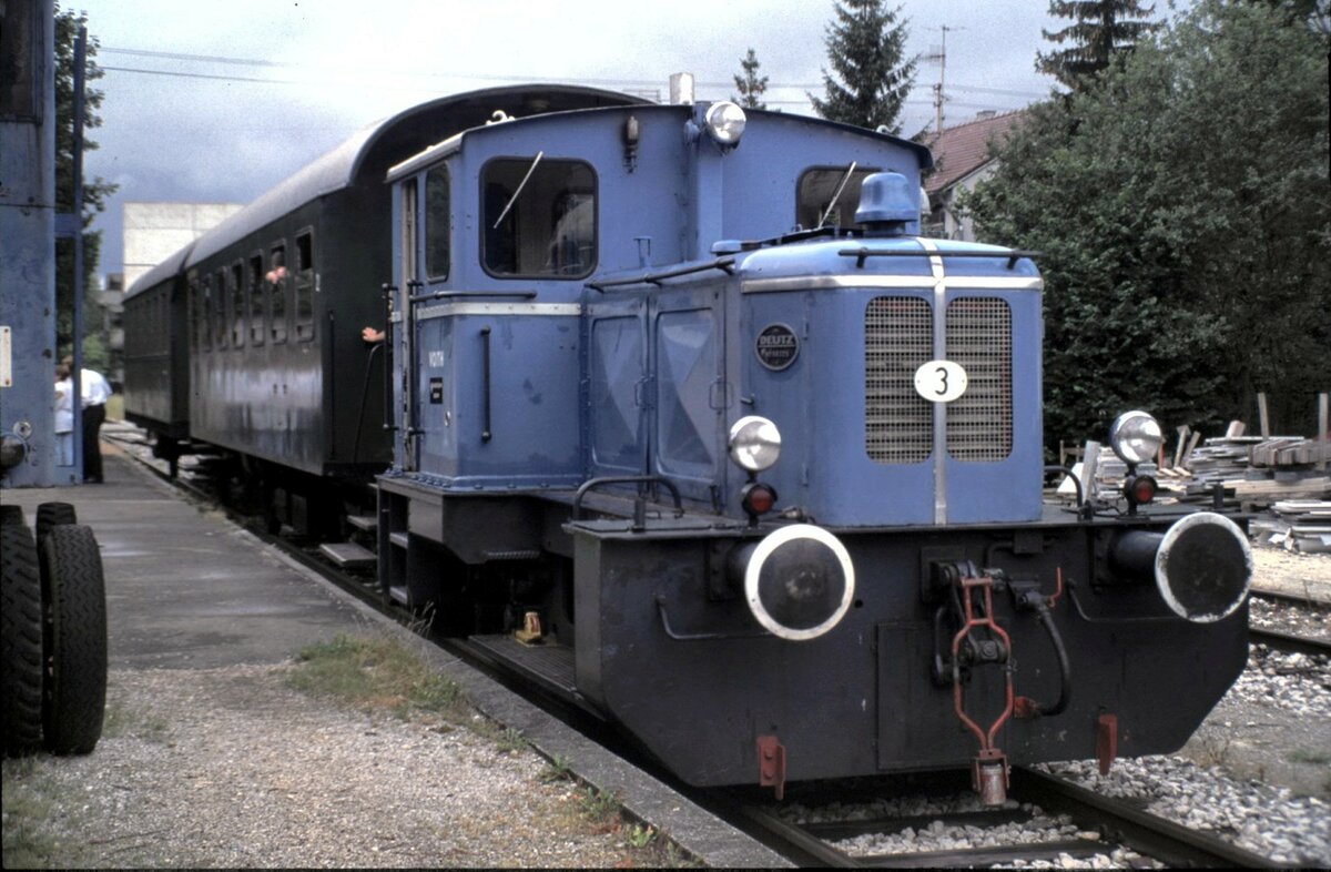 B-Diesellok Typ B-dm  Blauer Klaus  der UEF in Amstetten am 11.08.1999 zur Fahrt zur Sonnenfinsternis. Die ehemalige Voith Nr.3 wurde von Deutz gebaut Baujahr 1956 Fabrik Nr. 56 325, ,A8L614R 130PS Leihgabe von Voith ex Voith Nr.3.