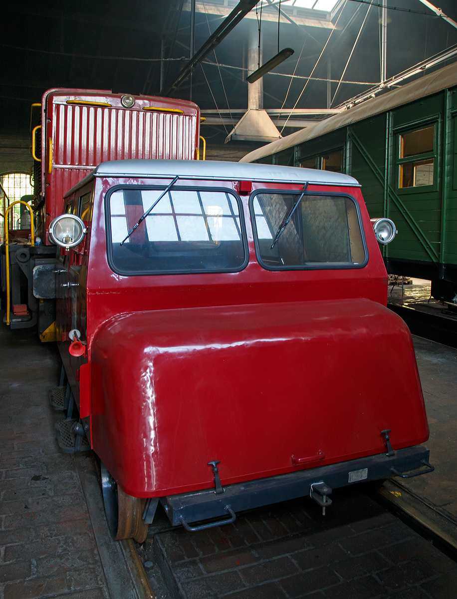 
BA-Draisine Klv 11, Bauart Nr. 110 (Bahnamts-Draisinen) bzw. Kleinwagen mit Verbrennungsmotor Klv 11-4204  der Aggerbahn Eisenbahnverkehrsgesellschaft mbH (Wiehl), am 28.05.2017 im Lokschuppen vom Eisenbahnmuseum Dieringhausen.

Die Draisine wurde 1961 von Martin Beilhack Maschinenfabrik und Hammerwerk GmbH in Rosenheim unter der Fabriknummer 3054 gebaut und an die Deutsche Bundesbahn als Klv 11-4204 geliefert, wo sie so bis 1987 fuhr. Im Jahr 1987 ging sie an EFV - Eisenbahnfreunde Vulkaneifel e. V., 1999 an die Eifelbahn e. V. in Gerolstein, bis sie ca. 2004 an die Lokvermietung Aggerbahn Andreas Voll e.K. ging.

Die ersten nach der Gründung der Deutschen Bundesbahn in größerer Stückzahl beschafften Motordraisinen waren die sogenannten  Ämterdraisinen , offiziell als  Bahnamts-Draisinen  (BA-Draisine) bezeichnet. Diese verfügten über sechs Sitzplätze und dienten ausschließlich dem Personentransport. Diese Kleinwagen mit Verbrennungsmotor Klv 11 gibt es unterschiedliche Bauformen, den Typ GBA eine Vorserien aus 35 Fahrzeugen und den Typ 110 er war mit 80 Fahrzeugen ab 1958 eingesetzt. 

Gemeinsam ist bei beiden Typen, dass sie zwei Türen auf jeder Seite und keine  Hecktür haben. Sie war die sogenannte BA-Draisine (Betriebsamt). Sie war ausschließlich für Besichtigungsfahrten gedacht und besaßen alle ein Wendegetriebe. So war ein umständliches Aufbocken und Drehen für die Rückfahrt nicht erforderlich. Fahrersitze konnten so gedreht werden, dass bei Rückwärtsfahrt die Strecke bequem beobachtet werden konnte.

Daneben gab es in viel größerer Stückzahl die Klv 12. Sie hat eine Tür auf jeder Seite und eine Hecktür zum Beladen. Das war die sogenannte BM-Draisine (Bahnmeisterei). Sie war für kleine Gleisarbeiten gedacht, die mit wenig Personal und Werkzeug auszuführen waren.

TECHNISHE DATEN:
Hersteller: Maschinenfabrik Martin Beilhack GmbH (MB), Rosenheim
Baujahr: 1961
Fabrik-Nr.: 3054
Spurweite: 1.435 mm
Achsfolge:  1A
Karosserie:  4-türig
Länge:  3.300 mm
Breite: 2.160 mm
Höhe (über SO):  1.985 mm
Achsstand:  2.100 mm
Laufraddurchmesser (neu): 550 mm
Eigengewicht:  1.500 kg
Motor: luftgekühlter 4-Zylinder 4-Takt VW-Benzin-Motor 122
Hubraum: 1.192 ccm
Leistung:  17,65 kW (24 PS) 20 kW (28 PS) bei 3.000 U/min
Höchstgeschwindigkeit:  70 km/h (in Weichenbereich 40 km/h)
Schaltgetriebe: Prometheus AGN 7 (4 Vorwärts- + 4 Rückwärtsgänge)
Wendegetriebe:  Prometheus WG 1-30
Bremse: mechanische Scheibenbremse, an allen 2 Achsen
Betriebsbremse:  Fußpedalbremse, mechanisch, auf alle 2 Achsen wirkend
Feststellbremse: Handhebelbremse, mechanisch, auf die Hinterachse wirkend
Tankinhalt: 40 l
zulässige Ladegewicht:  750 kg 
zugelassene Personen:   6 (einschl. Fahrer, 1 Sitz als Notsitz)
Sonstiges: mechanische Dreh- und Hebeeinrichtung
