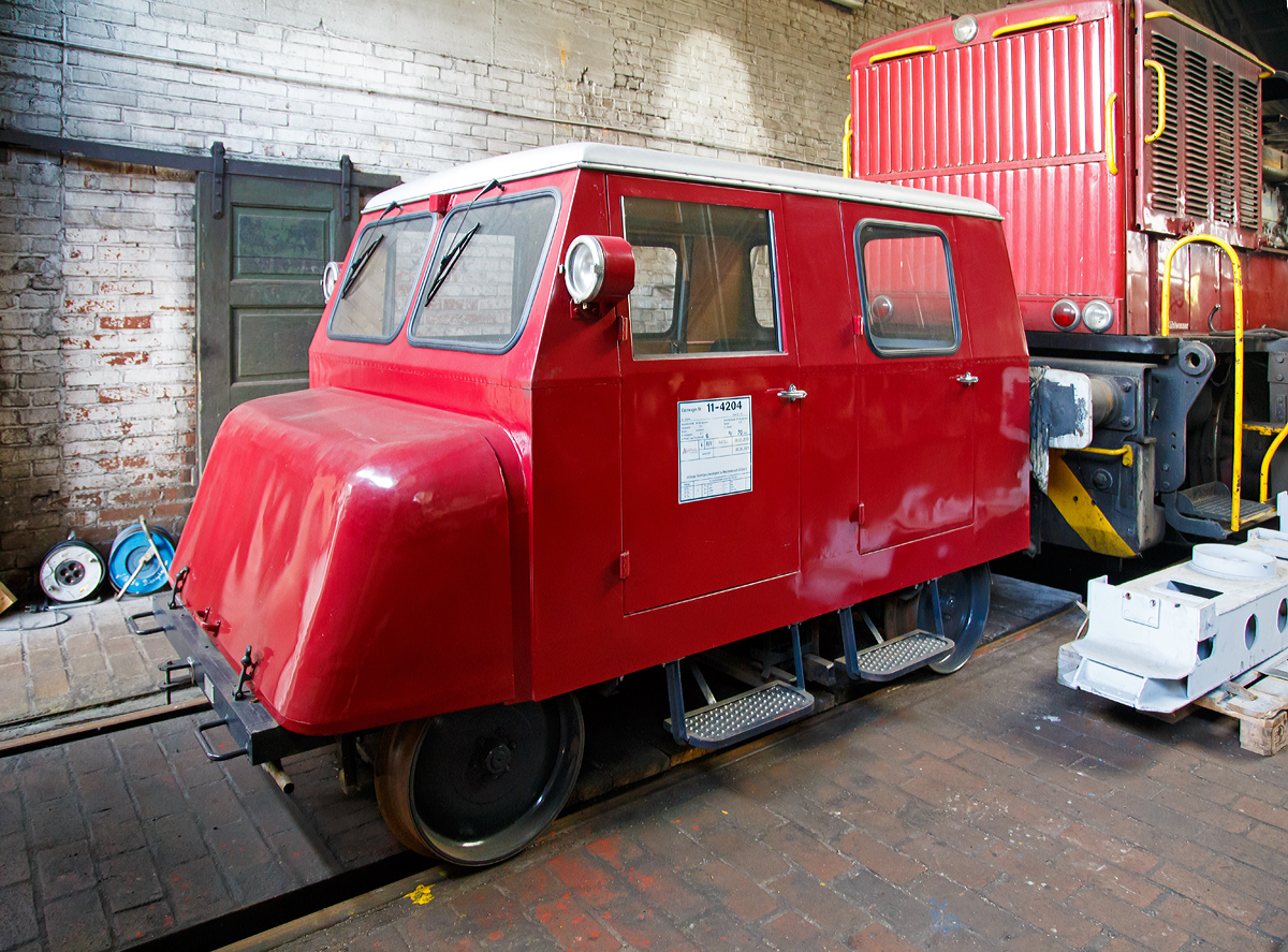 
BA-Draisine Klv 11, Bauart Nr. 110 (Bahnamts-Draisinen) bzw. Kleinwagen mit Verbrennungsmotor Klv 11-4204  der Aggerbahn Eisenbahnverkehrsgesellschaft mbH (Wiehl), am 28.05.2017 im Lokschuppen vom Eisenbahnmuseum Dieringhausen.

Die Draisine wurde 1961 von Martin Beilhack Maschinenfabrik und Hammerwerk GmbH in Rosenheim unter der Fabriknummer 3054 gebaut und an die Deutsche Bundesbahn als Klv 11-4204 geliefert, wo sie so bis 1987 fuhr. Im Jahr 1987 ging sie an EFV - Eisenbahnfreunde Vulkaneifel e. V., 1999 an die Eifelbahn e. V. in Gerolstein, bis sie ca. 2004 an die Lokvermietung Aggerbahn Andreas Voll e.K. ging.

Die ersten nach der Gründung der Deutschen Bundesbahn in größerer Stückzahl beschafften Motordraisinen waren die sogenannten  Ämterdraisinen , offiziell als  Bahnamts-Draisinen  (BA-Draisine) bezeichnet. Diese verfügten über sechs Sitzplätze und dienten ausschließlich dem Personentransport. Diese Kleinwagen mit Verbrennungsmotor Klv 11 gibt es unterschiedliche Bauformen, den Typ GBA eine Vorserien aus 35 Fahrzeugen und den Typ 110 er war mit 80 Fahrzeugen ab 1958 eingesetzt. 

Gemeinsam ist bei beiden Typen, dass sie zwei Türen auf jeder Seite und keine  Hecktür haben. Sie war die sogenannte BA-Draisine (Betriebsamt). Sie war ausschließlich für Besichtigungsfahrten gedacht und besaßen alle ein Wendegetriebe. So war ein umständliches Aufbocken und Drehen für die Rückfahrt nicht erforderlich. Fahrersitze konnten so gedreht werden, dass bei Rückwärtsfahrt die Strecke bequem beobachtet werden konnte.

Daneben gab es in viel größerer Stückzahl die Klv 12. Sie hat eine Tür auf jeder Seite und eine Hecktür zum Beladen. Das war die sogenannte BM-Draisine (Bahnmeisterei). Sie war für kleine Gleisarbeiten gedacht, die mit wenig Personal und Werkzeug auszuführen waren.

TECHNISHE DATEN:
Hersteller: Maschinenfabrik Martin Beilhack GmbH (MB), Rosenheim
Baujahr: 1961
Fabrik-Nr.: 3054
Spurweite: 1.435 mm
Achsfolge:  1A
Karosserie:  4-türig
Länge:  3.300 mm
Breite: 2.160 mm
Höhe (über SO):  1.985 mm
Achsstand:  2.100 mm
Laufraddurchmesser (neu): 550 mm
Eigengewicht:  1.500 kg
Motor: luftgekühlter 4-Zylinder 4-Takt VW-Benzin-Motor 122
Hubraum: 1.192 ccm
Leistung:  17,65 kW (24 PS) 20 kW (28 PS) bei 3.000 U/min
Höchstgeschwindigkeit:  70 km/h (in Weichenbereich 40 km/h)
Schaltgetriebe: Prometheus AGN 7 (4 Vorwärts- + 4 Rückwärtsgänge)
Wendegetriebe:  Prometheus WG 1-30
Bremse: mechanische Scheibenbremse, an allen 2 Achsen
Betriebsbremse:  Fußpedalbremse, mechanisch, auf alle 2 Achsen wirkend
Feststellbremse: Handhebelbremse, mechanisch, auf die Hinterachse wirkend
Tankinhalt: 40 l
zulässige Ladegewicht:  750 kg 
zugelassene Personen:   6 (einschl. Fahrer, 1 Sitz als Notsitz)
Sonstiges: mechanische Dreh- und Hebeeinrichtung
