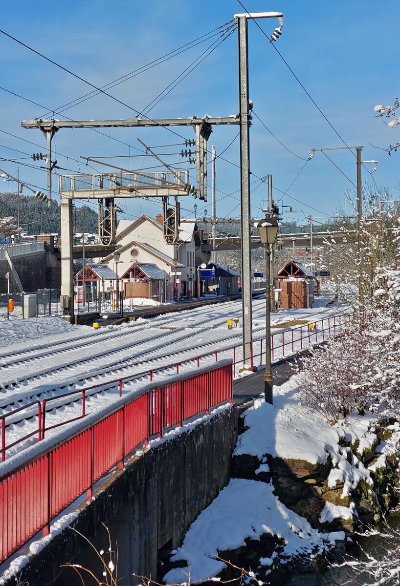 Bahnhof von Clervaux am 21.01.2023. Foto geschossen von Jeanny mit dem Händy.  
Selbst bis hier kommt am Wochenende kein Zug, wer in Richtung Lüttich fahren will muß hier den Bus bis nach Gouvy (B) nehmen. 
Ab hier besteht auch eine Direkt Verbindung mit Ettelbrück und eine über Drauffelt – Wilwerwiltz nach Kautenbach, von hier verkehren die Züge bis auf weiteres im Stundentakt in Richtung Stadt Luxemburg. 