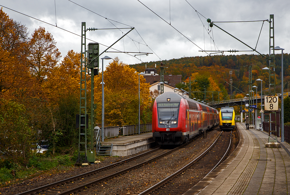 Bahnhof Kirchen an der Sieg am 22.10.2021:
Links hält der RE 9 rsx - Rhein-Sieg-Express (Siegen– Köln - Aachen) geschoben von der 146 003-9, während recht ein LINT 27 der HLB als RB 90  Westerwald-Sieg-Bahn  nach Siegen hält.
