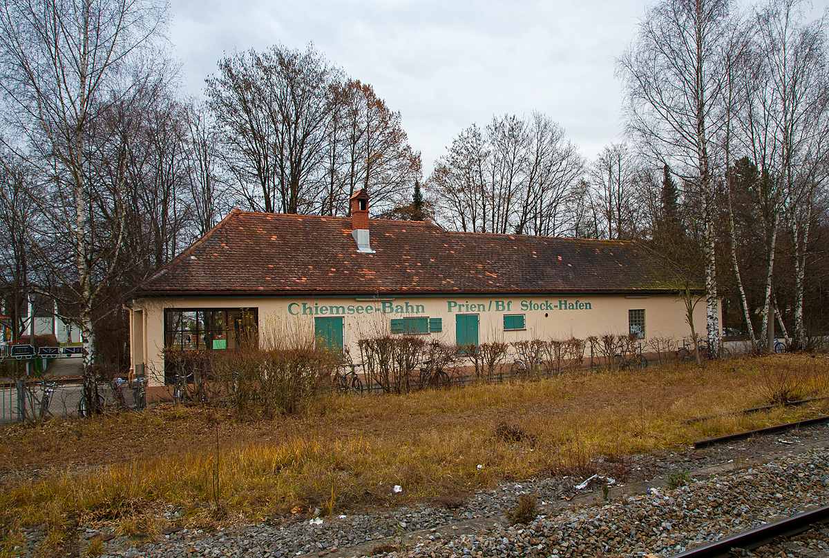
Bahnhof der meterspurigen Chiemsee-Bahn in Prien am Chiemsee am 28.12.2016, Ansicht vom Bahnsteig des Normalspur Bahnhof der DB.