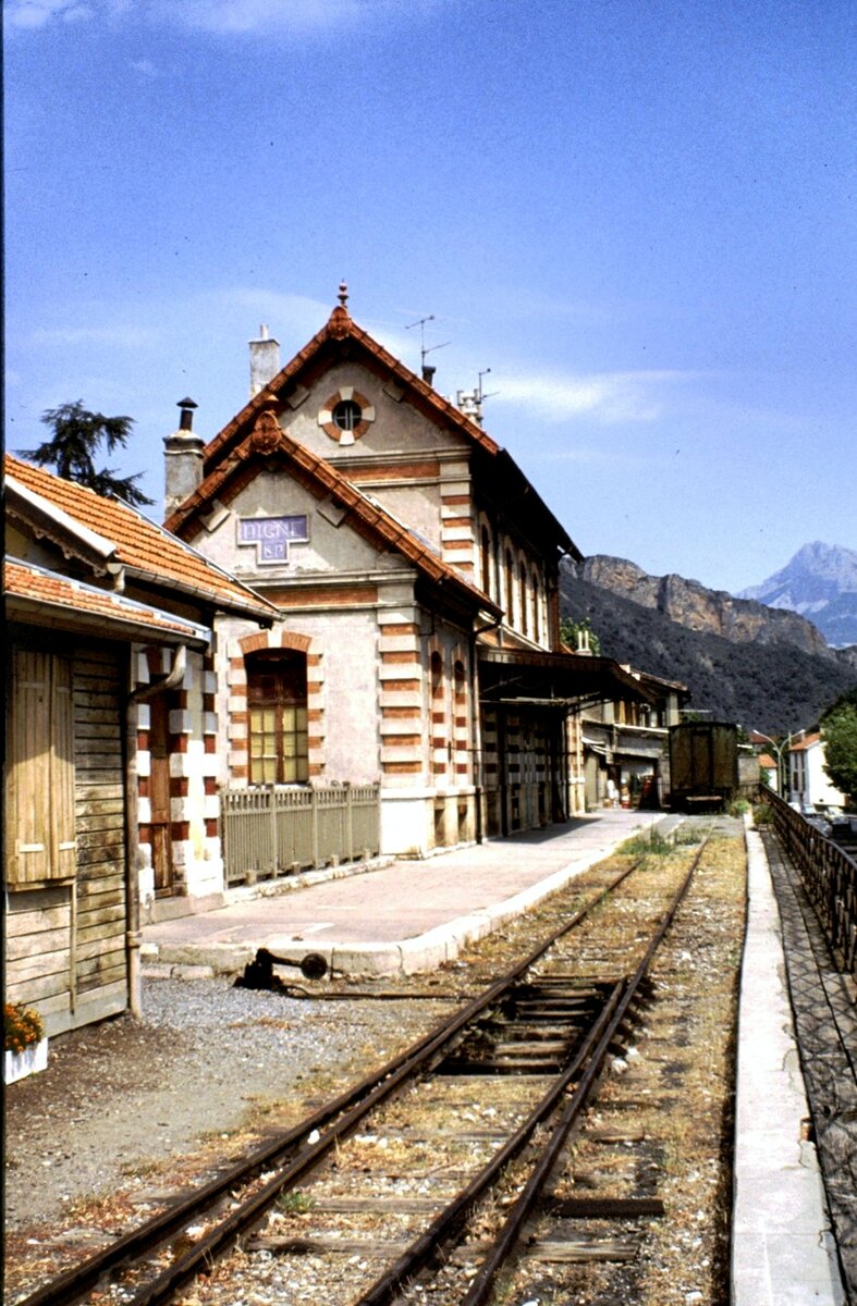 Bahnhofsgeb�ude in Digneam 12.08.1979.