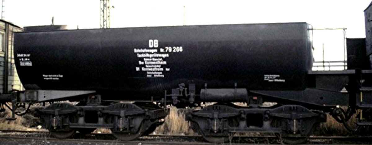 Bahnhofswagen Nr.79 266 Tankhilfsgerätewagen (Umbau von Dampflok Wannentender P 8) im Bw Kornwestheim am 12.10.1980.