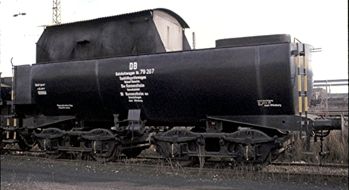 Bahnhofswagen Nr.79 266 Tankhilfsgerätewagen (Umbau von Dampflok Wannentender P 8) im Bw Kornwestheim am 12.10.1980.