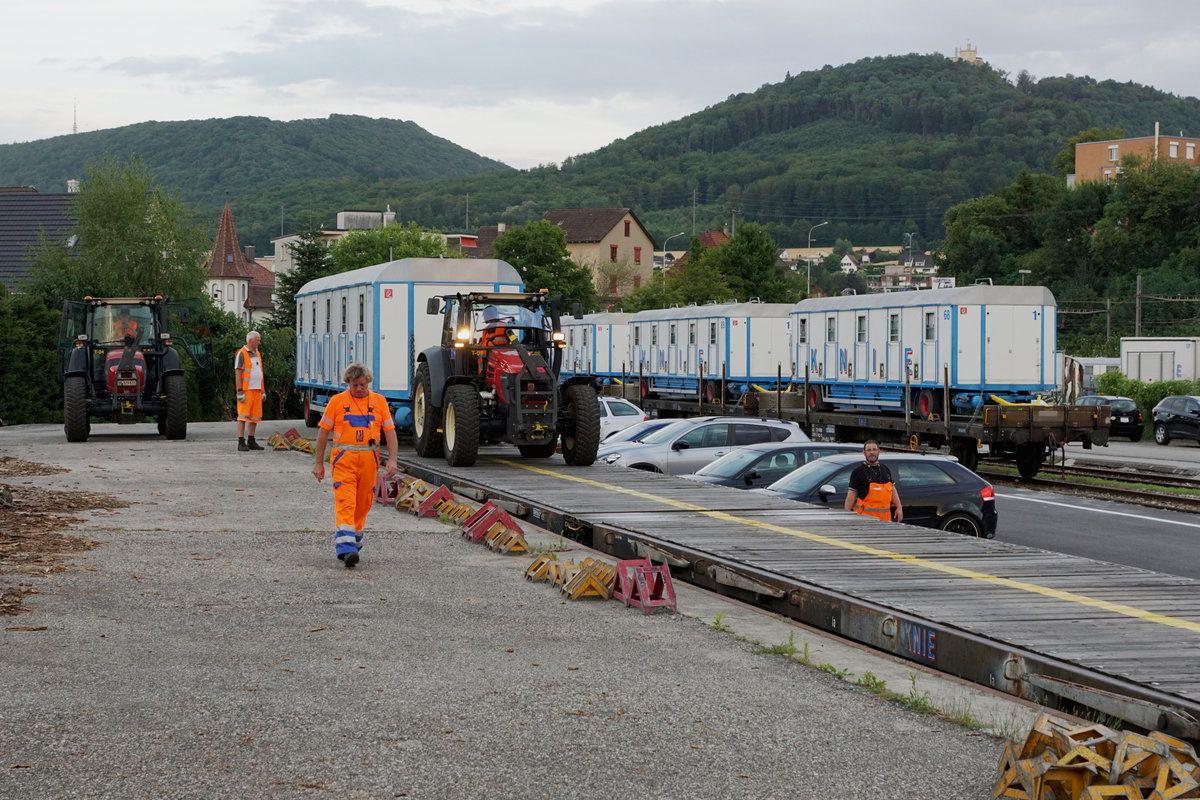 Bahntransport Zirkus Knie.
Impressionen vom 7. bis 8. Juli 2017 in Olten Hammer.
Mit Traktoren wurden die Wagen während der letzten Vorstellung von der Schützenmatte zum Bahnhof Olten Hammer transportiert.
Foto: Walter Ruetsch