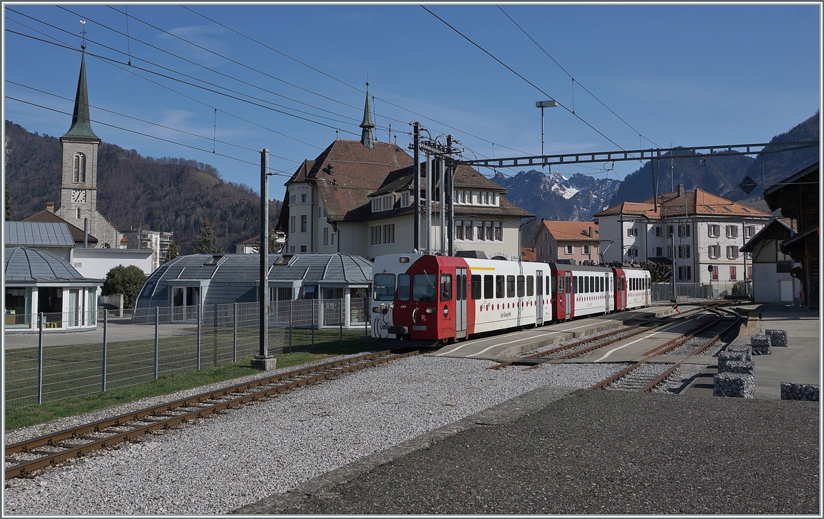 Bald sollen hier Normalspurzüge verkehren. Doch noch bis am 5. April fahren von Broc Fabrique nach Bulle noch die TPF Meterspurzüge, im Bild der schiebende TPF Be 4/4 124 mit dem Bt 224 und ABt 223 beim Halt im Bahnhof von Broc Village. 

2. März 2021
