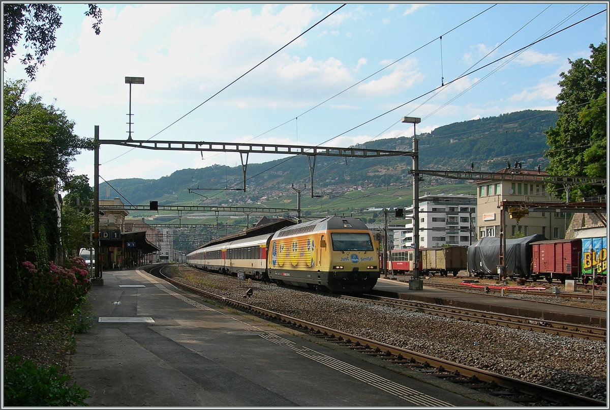 Bananenwagen kennt jeder zur Genüge, aber eine Bananenlok? Eh voilà: die SBB Re 460 028-2 wirbt prächtig bunt für Bananen- Chiquita Bananen. Hier macht die Re 460 028-2 mit dem IR 1729 von Genève Aéroport nach Brig einen kurzen Halt in Vevey.
19. Juli 2015