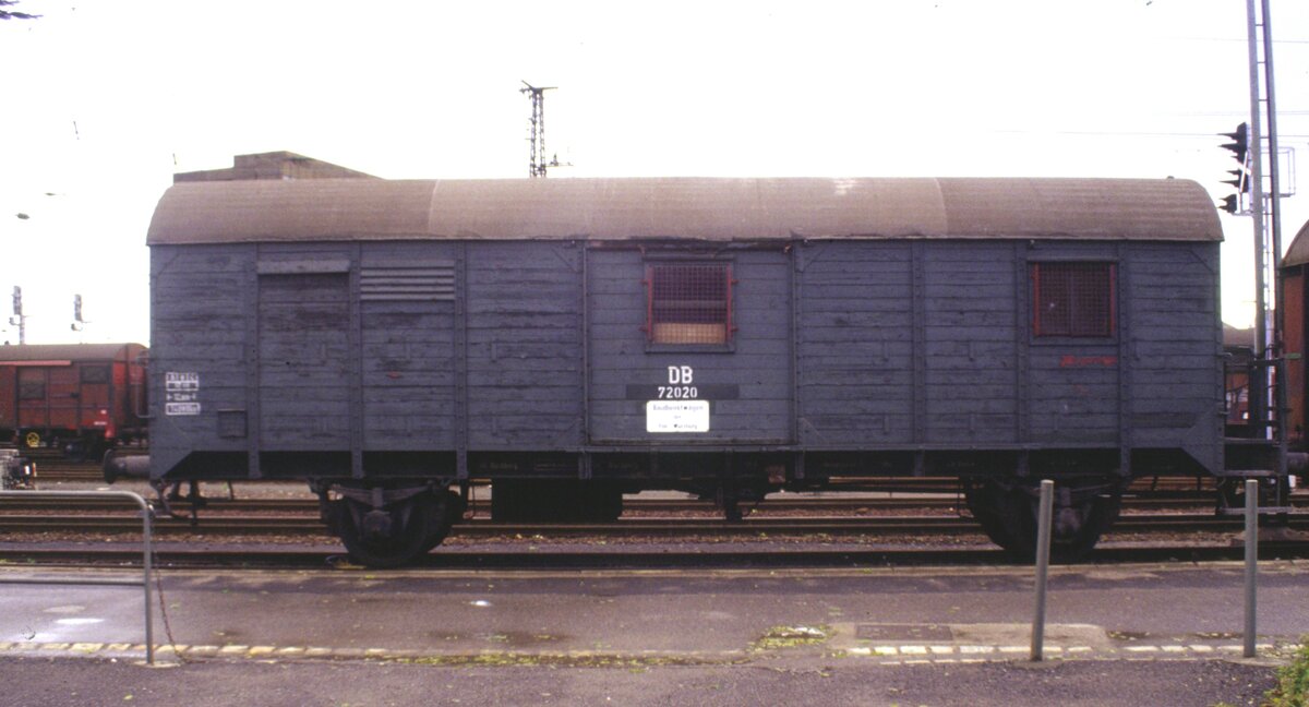 Baudienstwagen DB 72 020 dernFlm W�rzburg im Nov.1984.