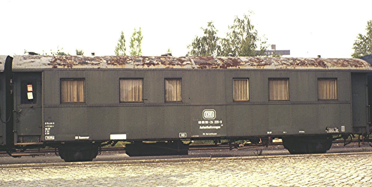 Bauzug-Doppelwagen 60 80 99-24 229-9 und 60 80 99-20 434-1 Aufenthaltswagen in Salzgitter-Bad, im August 1980.