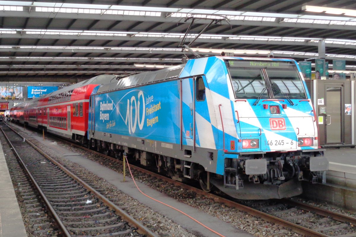 Bayerischer Werbelok 146 245 steht am 2 Januar 2019 in München Hbf.