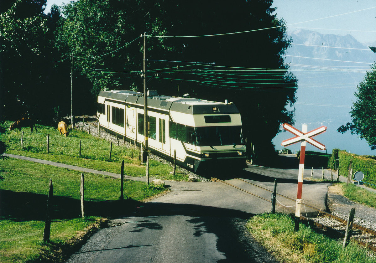 BC/MVR: Unbewachter Bahnübergang bei Cornaux-VD der Museumsbahn Blonay-Chamby im Sommer 1998.
Foto: Walter Ruetsch