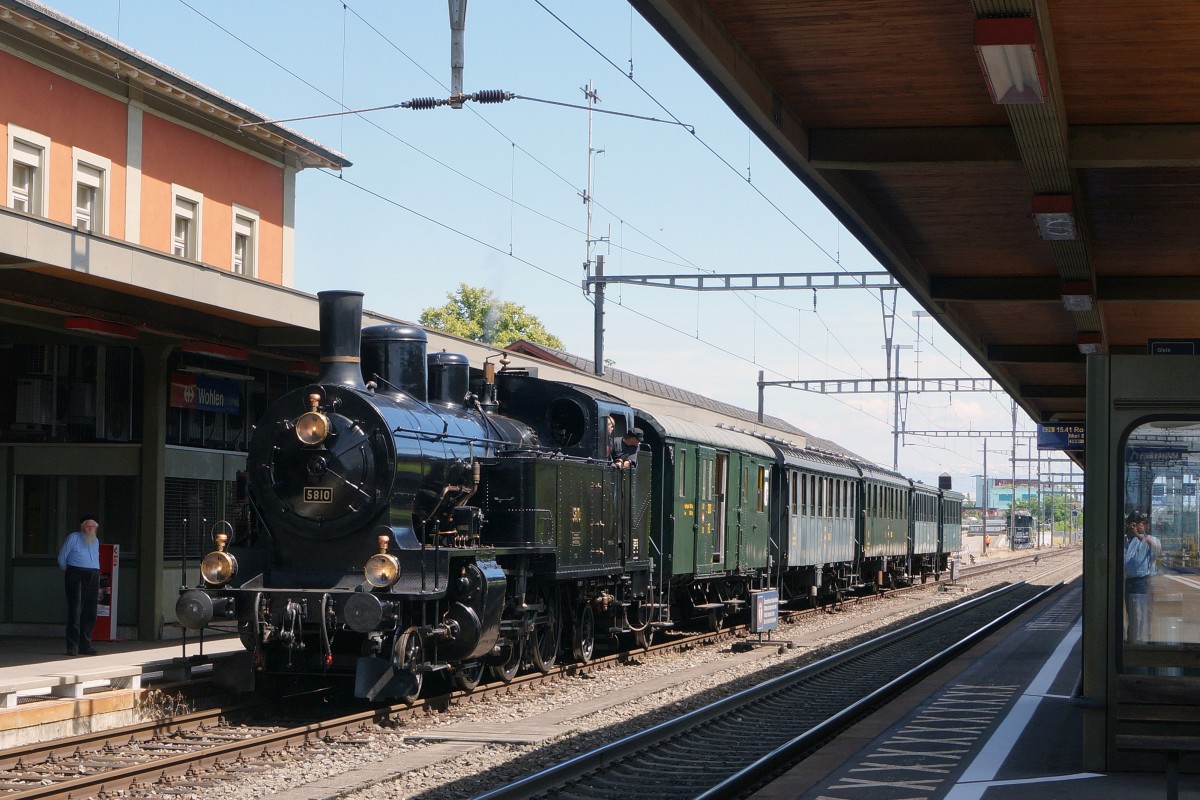 BDWM/DVZO/DBB: Ueber das Wochenende vom 26. bis 28. Juni 2015 verabschiedete sich die BDWM nach 140 Jahren vom Anschluss an das Europ�ische Normalspurnetz, weil durch die Aufhebung des G�terverkehrs auf normaler und schmaler Spur das Dreischienengeleise zwischen Wohlen und Bremgarten West nutzlos geworden ist. Mit dem WESCHTF�SCHT und vielen Sonderfahrten nahmen Sch�ler und eine grosse Anzahl Festbesucher Abschied vom Dreischienengeleise auf diesem reizenden Streckenabschnitt. DVZO-Dampfzug mit der DBB Eb 3/5 5810 bei der Ankunft in Wohlen am 26. Juni 2015.
Foto: Walter Ruetsch 