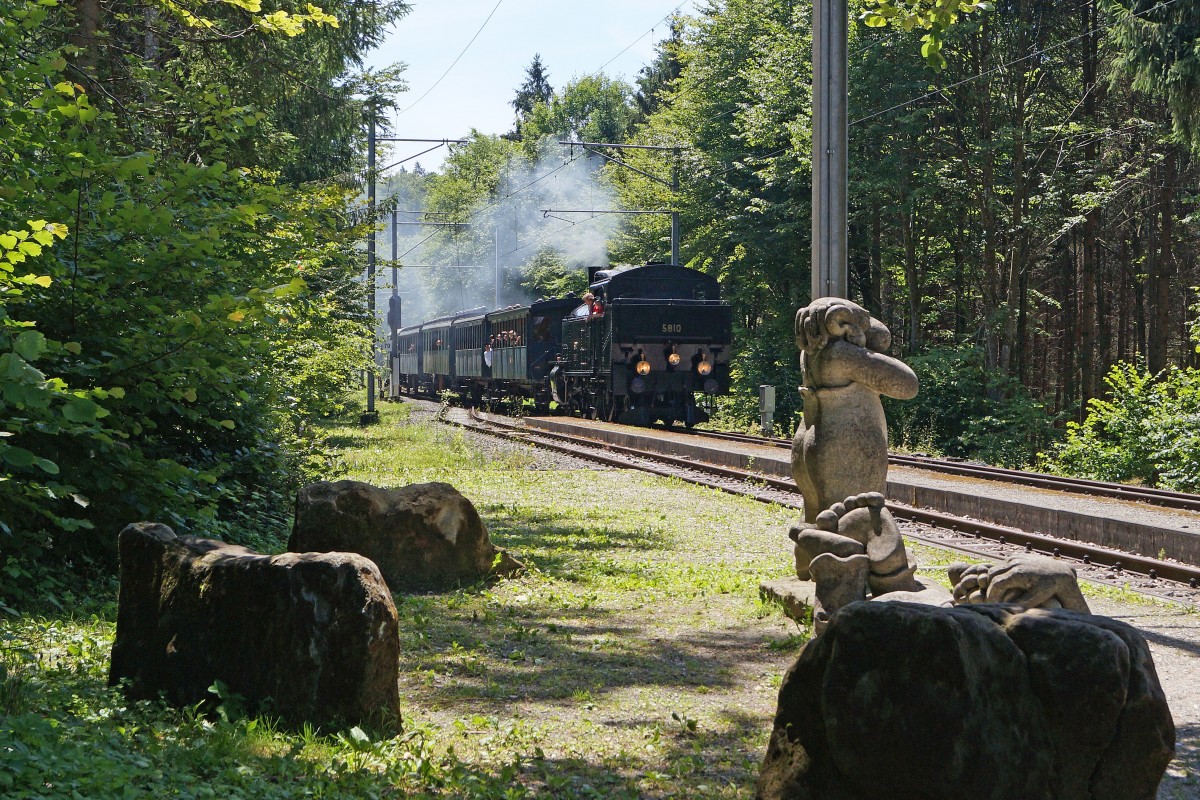 BDWM/DVZO/DBB: Ueber das Wochenende vom 26. bis 28. Juni 2015 verabschiedete sich die BDWM nach 140 Jahren vom Anschluss an das Europ�ische Normalspurnetz, weil durch die Aufhebung des G�terverkehrs auf normaler und schmaler Spur das Dreischienengeleise zwischen Wohlen und Bremgarten West nutzlos geworden ist. Mit dem WESCHTF�SCHT und vielen Sonderfahrten nahmen Sch�ler und eine grosse Anzahl Festbesucher Abschied vom Dreischienengeleise auf diesem reizenden Streckenabschnitt. DVZO-Dampfzug mit der DBB Eb 3/5 5810 bei der Stationsdurchfahrt Ermannlistein am 26. Juni 2015.
Foto: Walter Ruetsch  