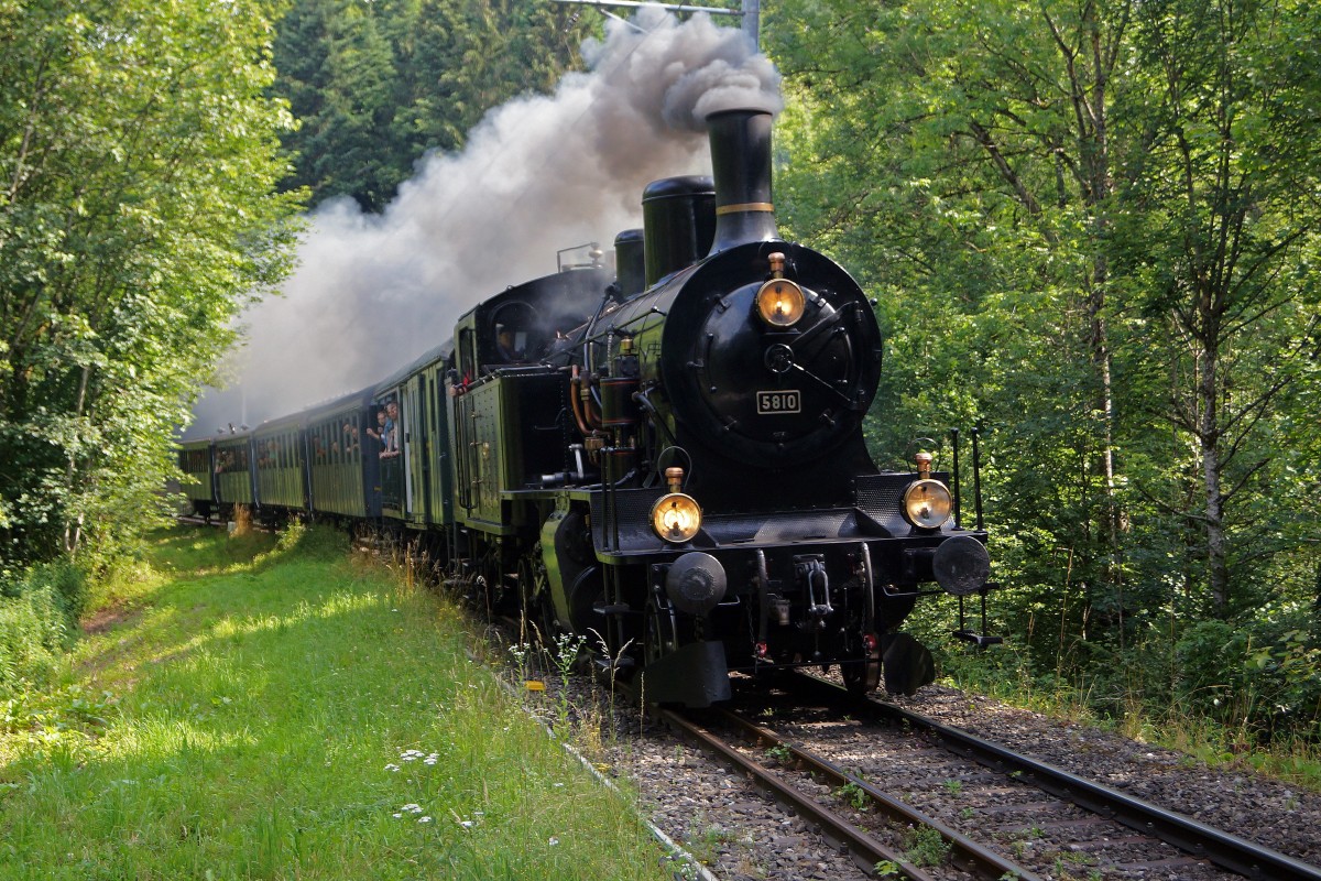 BDWM/DVZO/DBB: Ueber das Wochenende vom 26. bis 28. Juni 2015 verabschiedete sich die BDWM nach 140 Jahren vom Anschluss an das Europäische Normalspurnetz, weil durch die Aufhebung des Güterverkehrs auf normaler und schmaler Spur das Dreischienengeleise zwischen Wohlen und Bremgarten West nutzlos geworden ist. Mit dem WESCHTFÄSCHT und vielen Sonderfahrten nahmen Schüler und eine grosse Anzahl Festbesucher Abschied vom Dreischienengeleise auf diesem reizenden Streckenabschnitt. DVZO-Dampfzug mit der DBB Eb 3/5 5810 und DVZO-Wagen auf der Fahrt nach Wohlen am 27. Juni 2015.
Foto: Walter Ruetsch  