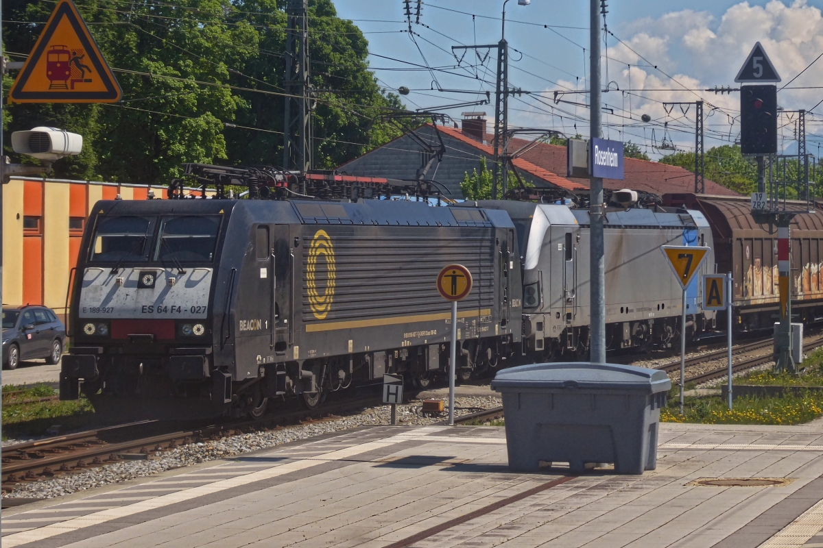 Beacon Lok 189 927-7 zog mit Lok 193 138-5 einen G�terzug auf dem Nebengleis in den Bahnhof Rosenheim, Aufnahme aus dem kleinen Heckfenster unseres Zuges. 10.05.2025 (Handyfoto).