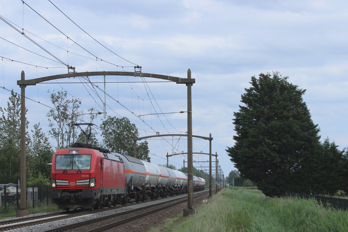 Bei der bekannte Bahn�bergang in Hulten wird am 5 Juni 2024 der gaskesselwagenzug nach Sloe mit 193 346 fotografiert.