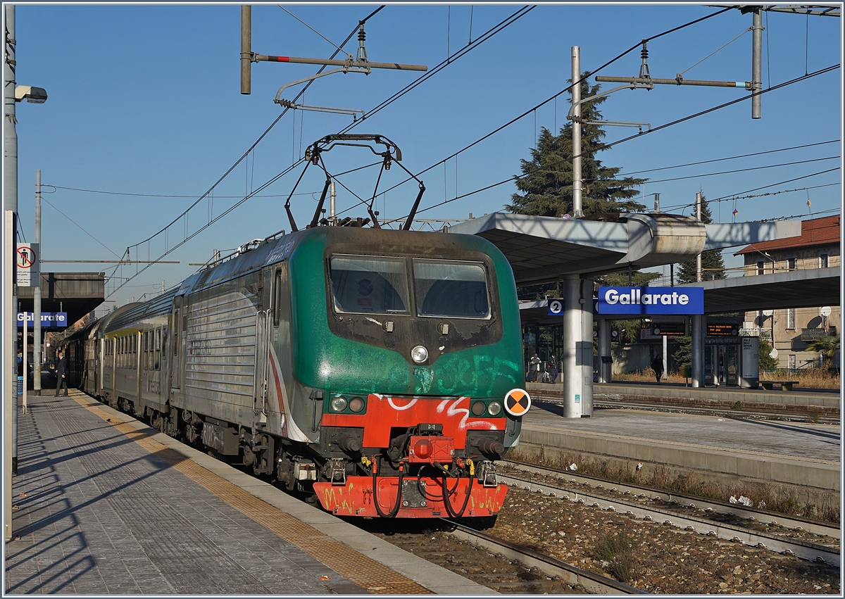 Bei der Beseitigung von Schmierereien ist dieser Trenord E 464, die in Gallarate auf die Weiterfahrt nach Domodossola wartet, wahrscheinlich ihre Nummer abhanden gekommen.

5. Jan. 2019