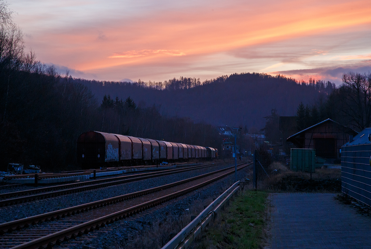 Bei dem stimmungsvollen Himmel musste ich den Nachschuss machen....
Die KSW 43 (92 80 1273 018-2 D-KSW) der KSW (Kreisbahn Siegen-Wittgenstein), fährt am 28.01.2022 mit einem langen Übergabezug über Gleis 4 durch den Bahnhof Herdorf. Noch hat sie kurz Hp 0 bevor es gleich via Betzdorf (Sieg) nach Kreuztal geht.