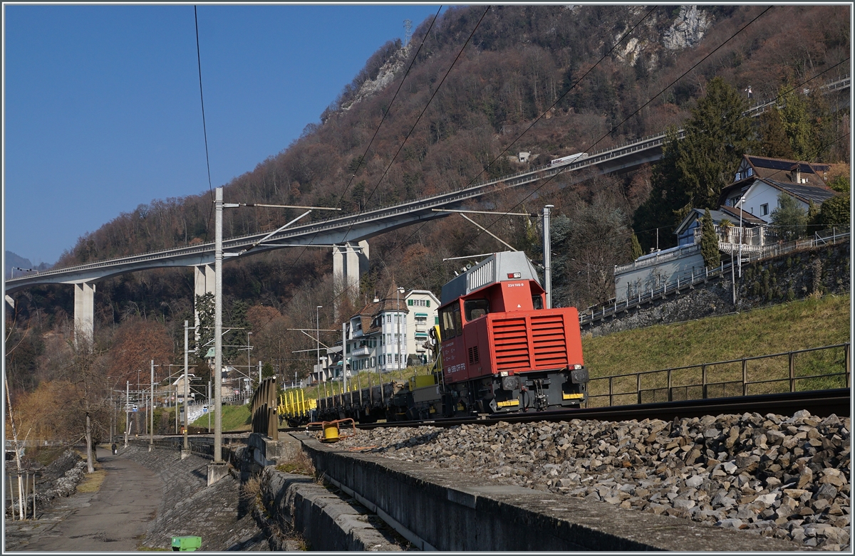 Bei einem (langsamen) Spaziergang am Genfersee entdeckt: der SBB Tm 234 146-9 mit einem kurzen (Dienst)-Güterzug kurz vor Villeneuve. 

24. Januar 2022