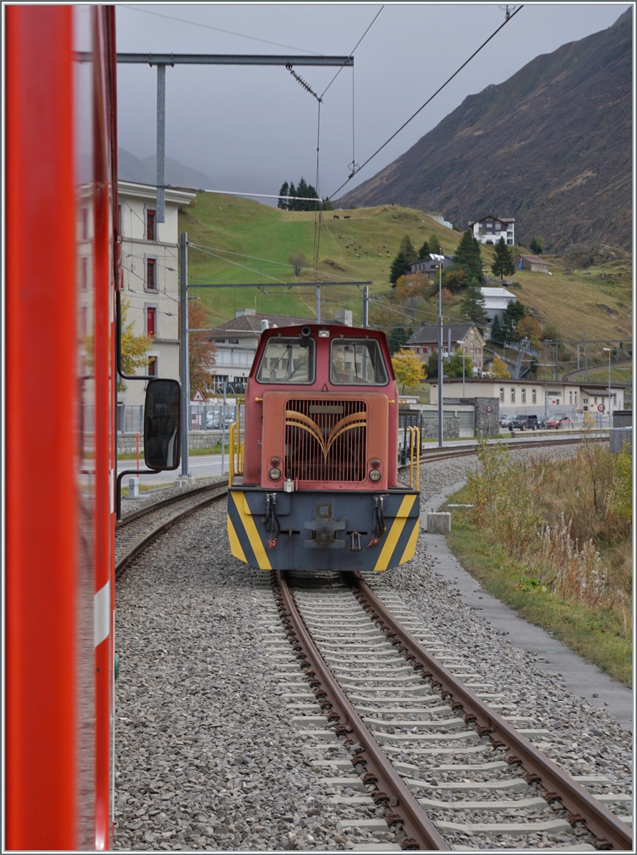 Bei der Einfahrt in Andermatt sah (und fotografiere) ich diese kleine Diesellok. Nach einigen Recherchen denke ich, dass es sich um den MGB Tm 2/2 74 handeln könnte. Falls dies zutrifft, überlasse ich nun die Beschreibung Armin: (Zitat Anfang)  Die kleine Diesellok (Diesel-Rangiertraktor) Tm 2/2 74 der MGB (Matterhorn Gotthard Bahn), (ex BVZ 74, ex DB 333 901-7, ex Kerkerbachbahn, Limburg (Lahn)  18  ) (Zitat Unterbruch)

Die Lok wurde 1958 bei Ruhrthaler (Mülheim/Ruhr) unter der Fabrik-Nr. 3574 als Typ D 250 VK/V (1.000 mm Spur), für die Kerkerbachbahn in Limburg an der Lahn als  18  gebaut, dort wurde sie schon 1961 umgespurt auf 1.435 mm. Nach Einstellung der Kerkerbachbahn ging sie an die DB als 333 901-7, wo sie dann im Mai 1979 augemustert wurde. Nach mehreren Stationen in Deutschland wurde sie dann 1991 von der BVZ gekauft und wieder auf 1.000 mm umgespurt und unter der Betr.-Nr. 74 eingesetzt. (Zitat Ende) und damit besten Danke für die Beschreibung.

Aufnahmedatum: 19. Okt. 2023