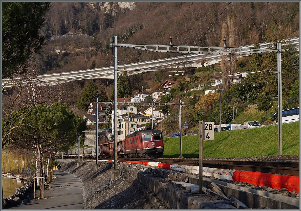 Bei Kilometer 28.4 fährt die Re 6/6 11645 mit einem Güterzug Richtung Wallis. 
10. März 2014