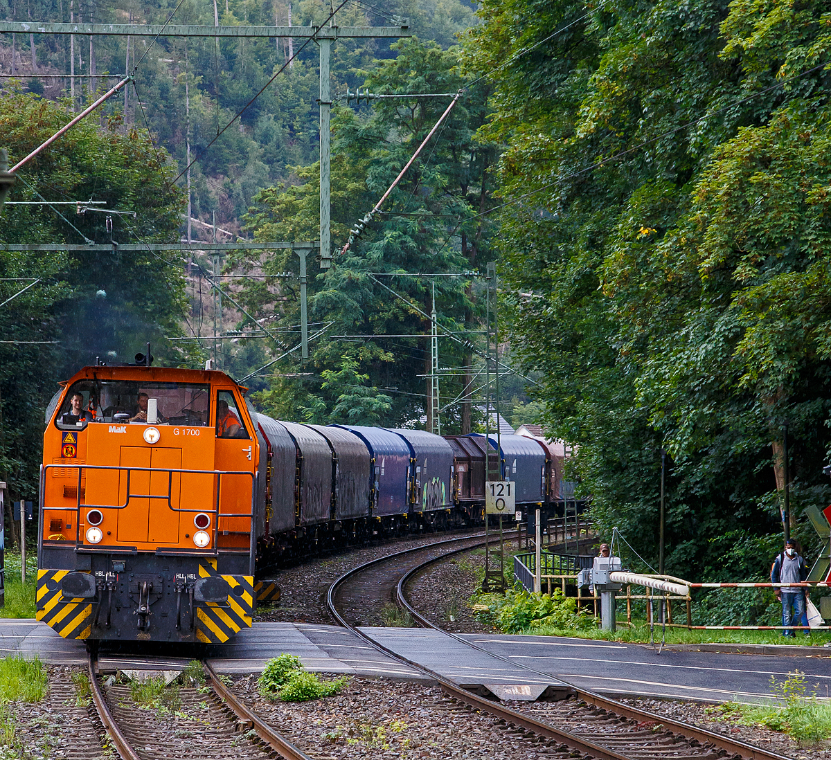 Bei leichtem Regen....
Die KSW 42 (92 80 1277 902-3 D-KSW), eine Vossloh MaK G 1700 BB der KSW Kreisbahn Siegen-Wittgenstein, fährt am 27.08.2021, mit ihrem Übergabe-Güterzug (von Herdorf zum Rbf Kreuztal), durch Kirchen (Sieg) in Richtung Siegen. Aufnahme vom Bahnsteig aus.
 
Nochmals einen Gruß an das nette KSW-Team zurück.