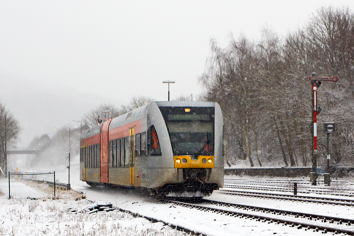 
Bei mäßigem Schneefall erreicht ein Stadler GTW 2/6 der Hellertalbahn gleich den Bahnhof Herdorf (27.12.2014).
