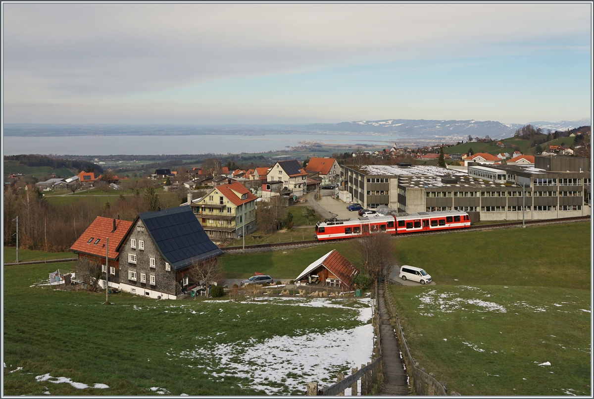 Bei der prächtigen Aussicht ist der RHB BDeh 3/6 25 der in Kürze sein Ziel Heiden erreichen wird eher Nebensache...

23. März 2021